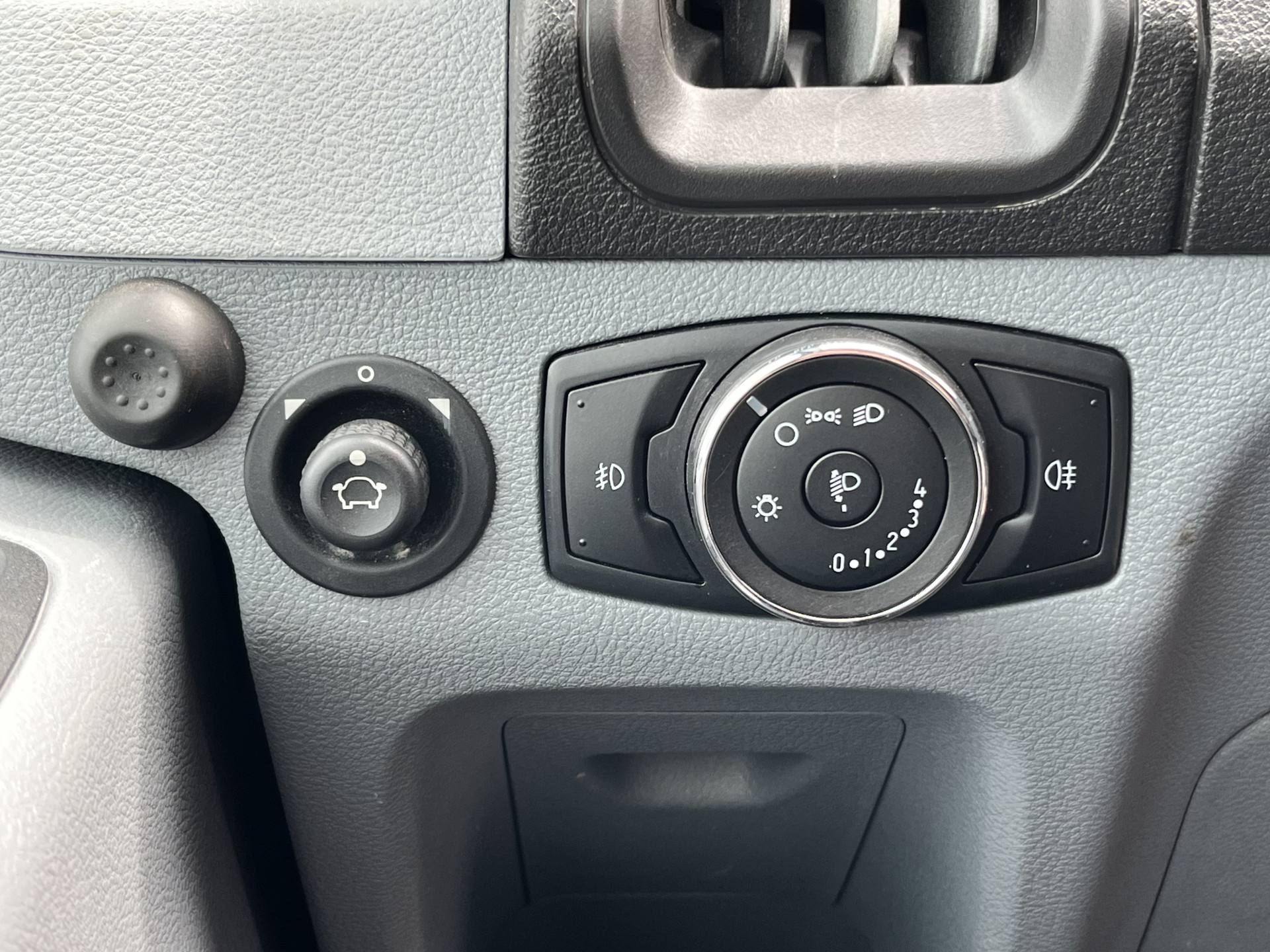 Ford Transit 2.0 TDCI 130PK L2H2 Airco Cruise Control Parkeersensoren Stoelverwarming Zwaailampen Kastwand Inbouw