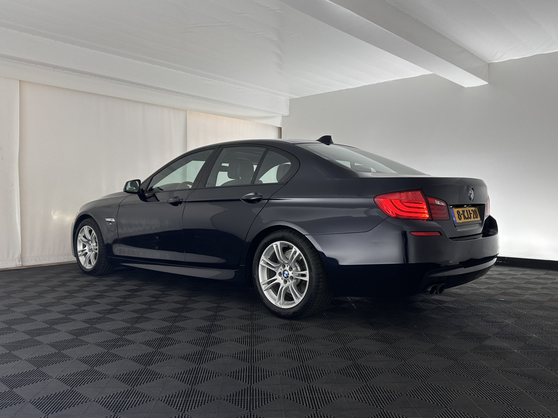 BMW 5-serie 520i M-Sportpack High Executive Aut. *PANO | LEATHER | XENON | HARMAN/KARDON | HEATED-SPORTSEATS | NAVI-FULLMAP | PRIVACY-GLASS | SHIFTPADDLES | ECC | PDC | CRUISE | 18''ALU*