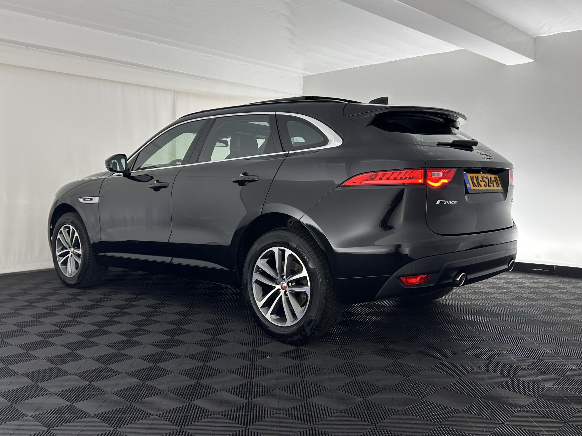 Jaguar F-PACE 3.0 S AWD R-Dynamic Aut *PANO | LEATHER | BLINDSPOT | FULL-LED | MERIDIAN-AUDIO | HEATED-SPORTSEATS | NAVI-FULLMAP | KEYLESS | CAMERA | CARPLAY | SHIFTPADDLES | PDC | LANE-ASSIST | MEMORY-PACK | DIGI-COCKPIT | .