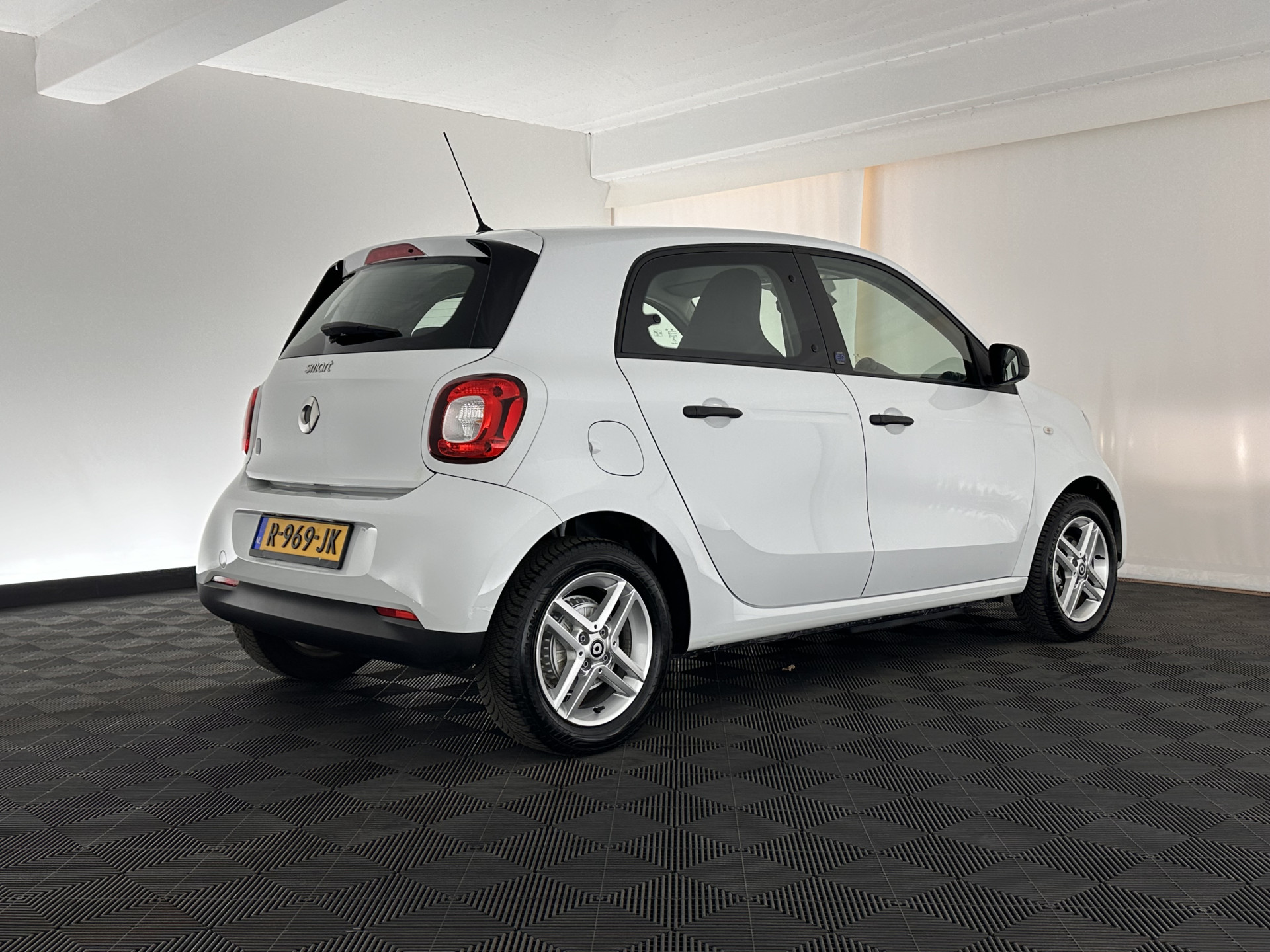 Smart forfour EQ Essential 18 kWh [ 3-Fase ] (INCL-BTW) Aut. *LEATHER | AIRCO | CRUISE | DAB+ | COMFORT-SEATS | 15''ALU*