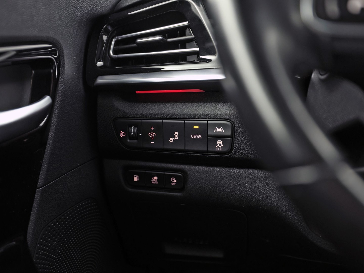 Kia Niro 1.6 GDi PHEV DynamicPlusLine Automaat (APPLE CARPLAY, GROOT NAVI, STUUR/STOELVERWARMING, CAMERA, TREKHAAK, SPORTSTOELEN, GETINT GLAS, ADAPTIVE CRUISE, NIEUWSTAAT)