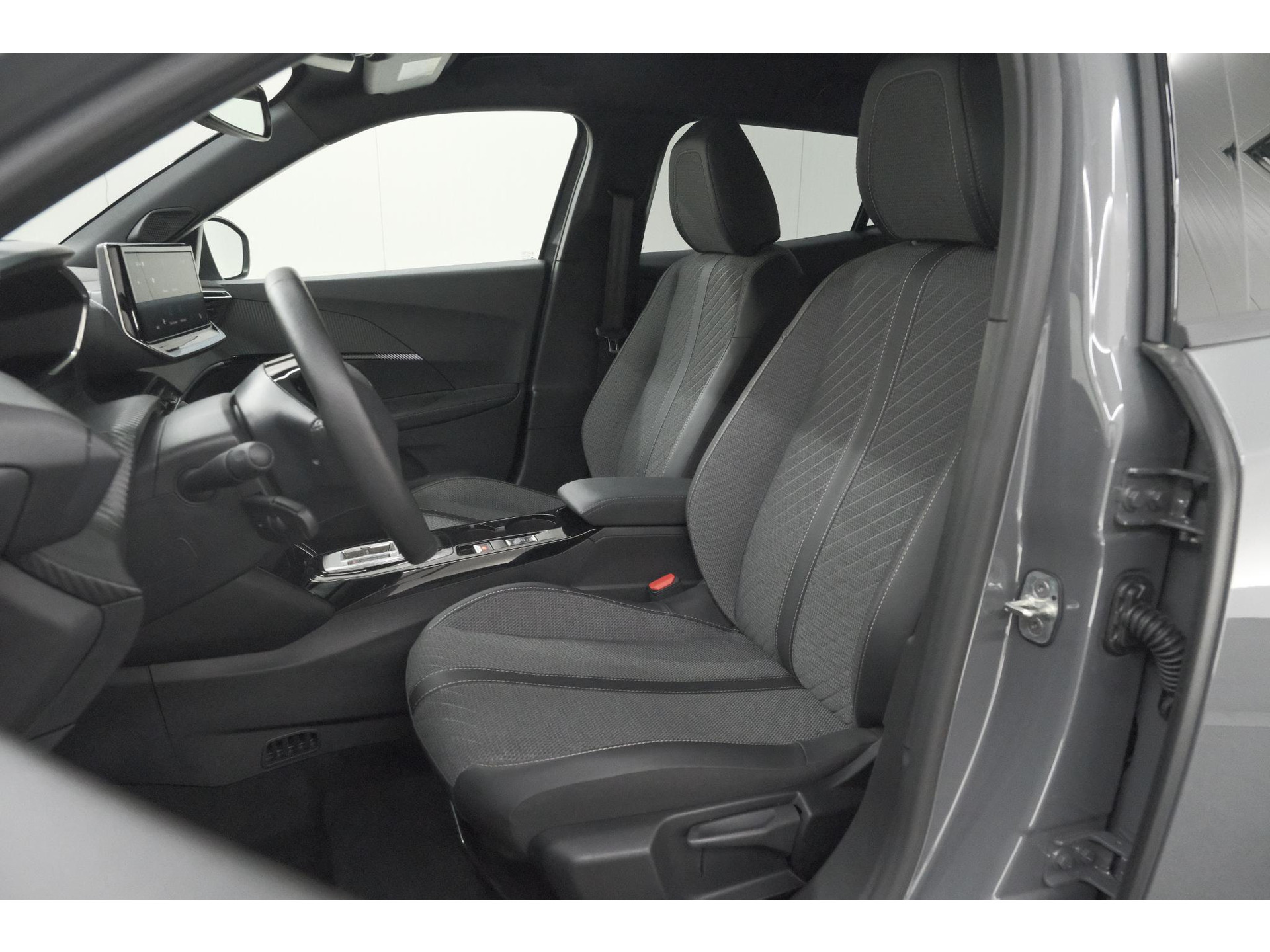 Peugeot e-2008 EV Allure 54 kWh | 97,2% SOH | 11 KW Lader | Apple Carplay | Parkeersensoren
