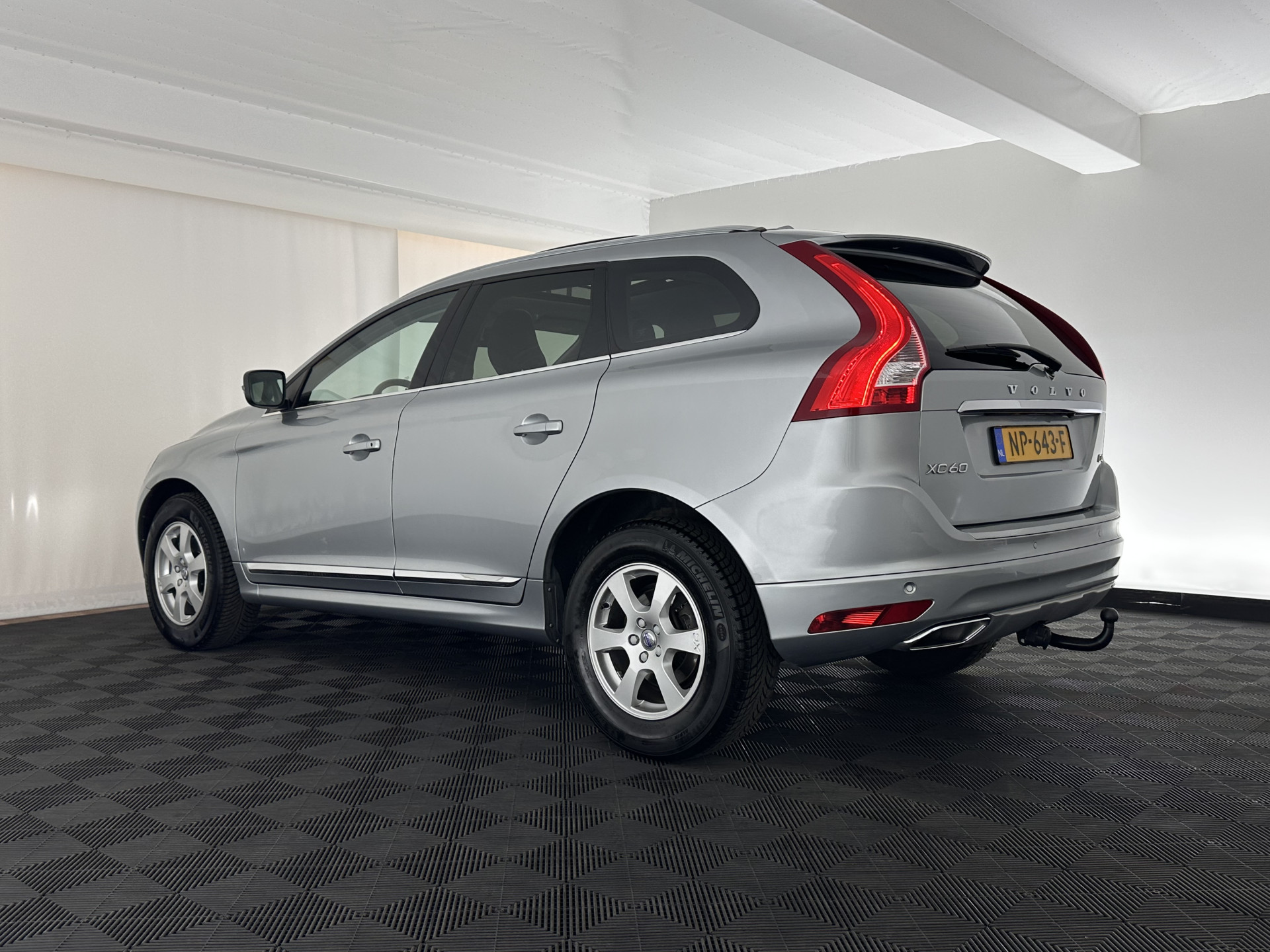 Volvo XC60 2.0 D4 FWD Polar+ Aut. *PANO | LEATHER | XENON | ADAPTIVE-CRUISE | MEMORY-PACK | BLINDSPOT | HEATED-COMFORTSEATS | NAVI-FULLMAP | CAMERA | PRIVACYGLASS | ECC | TOWBAR | PDC | LANE-ASSIST | 17''ALU*