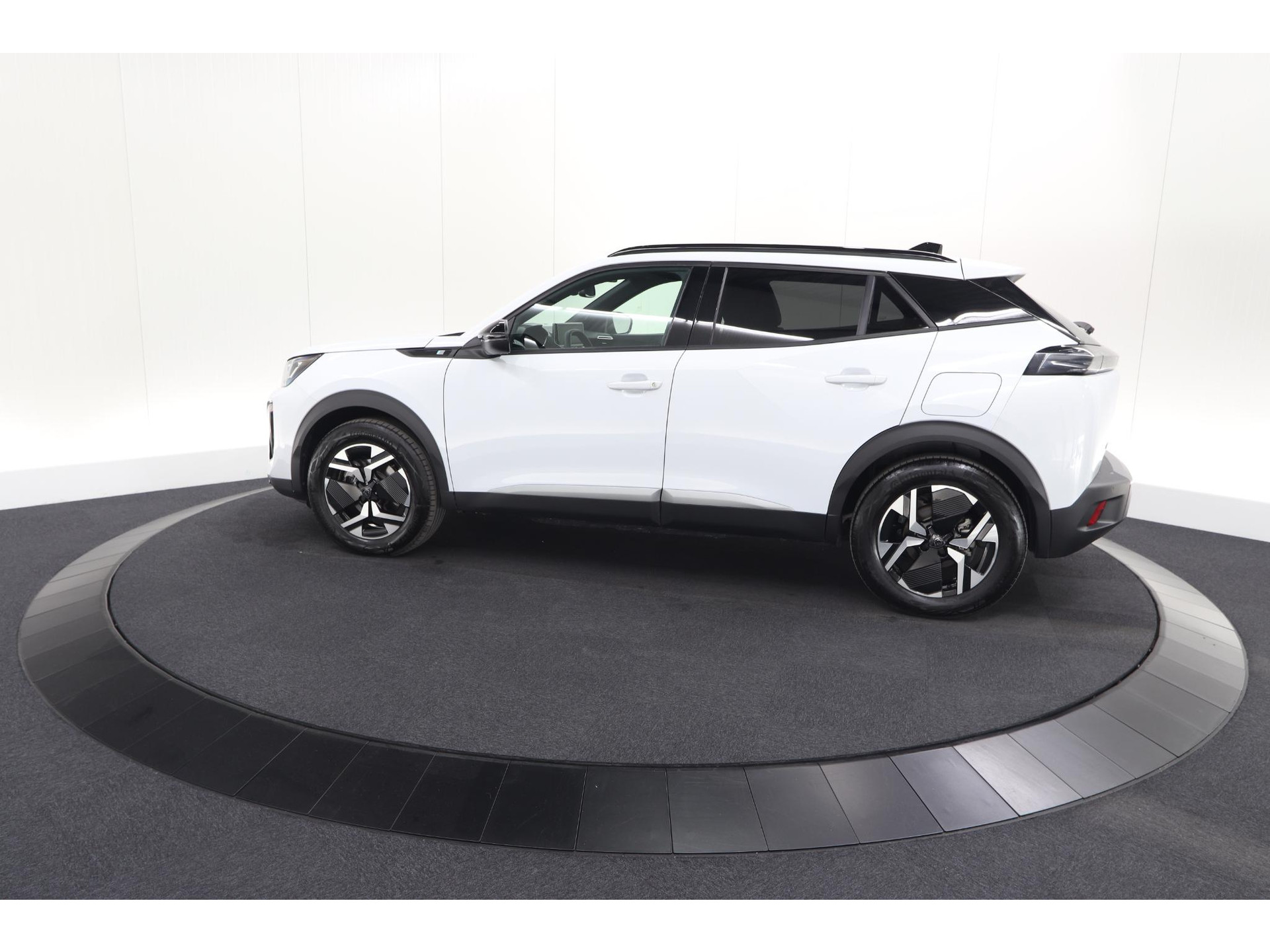 Peugeot e-2008 EV Allure 54 kWh | 97,9% SOH | 11 KW Lader | Apple Carplay | Parkeersensoren