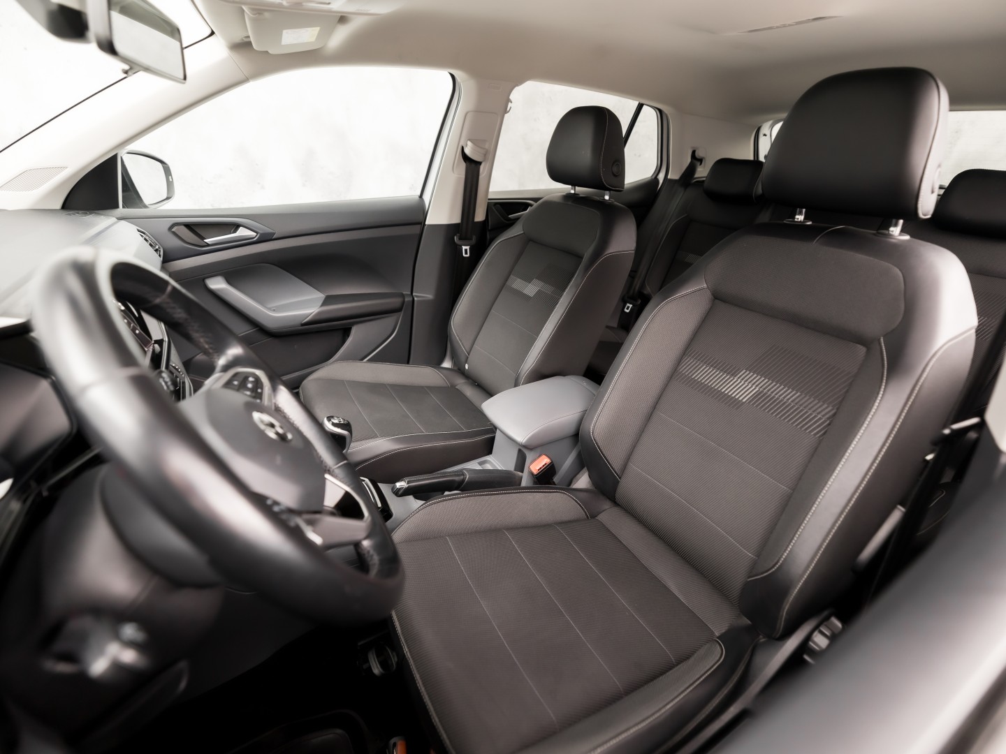 Volkswagen T-Cross 1.0 TSI Sport (APPLE CARPLAY, CAMERA, GETINT GLAS, CRUISE, LM VELGEN, SPORTSTOELEN, NIEUWSTAAT)