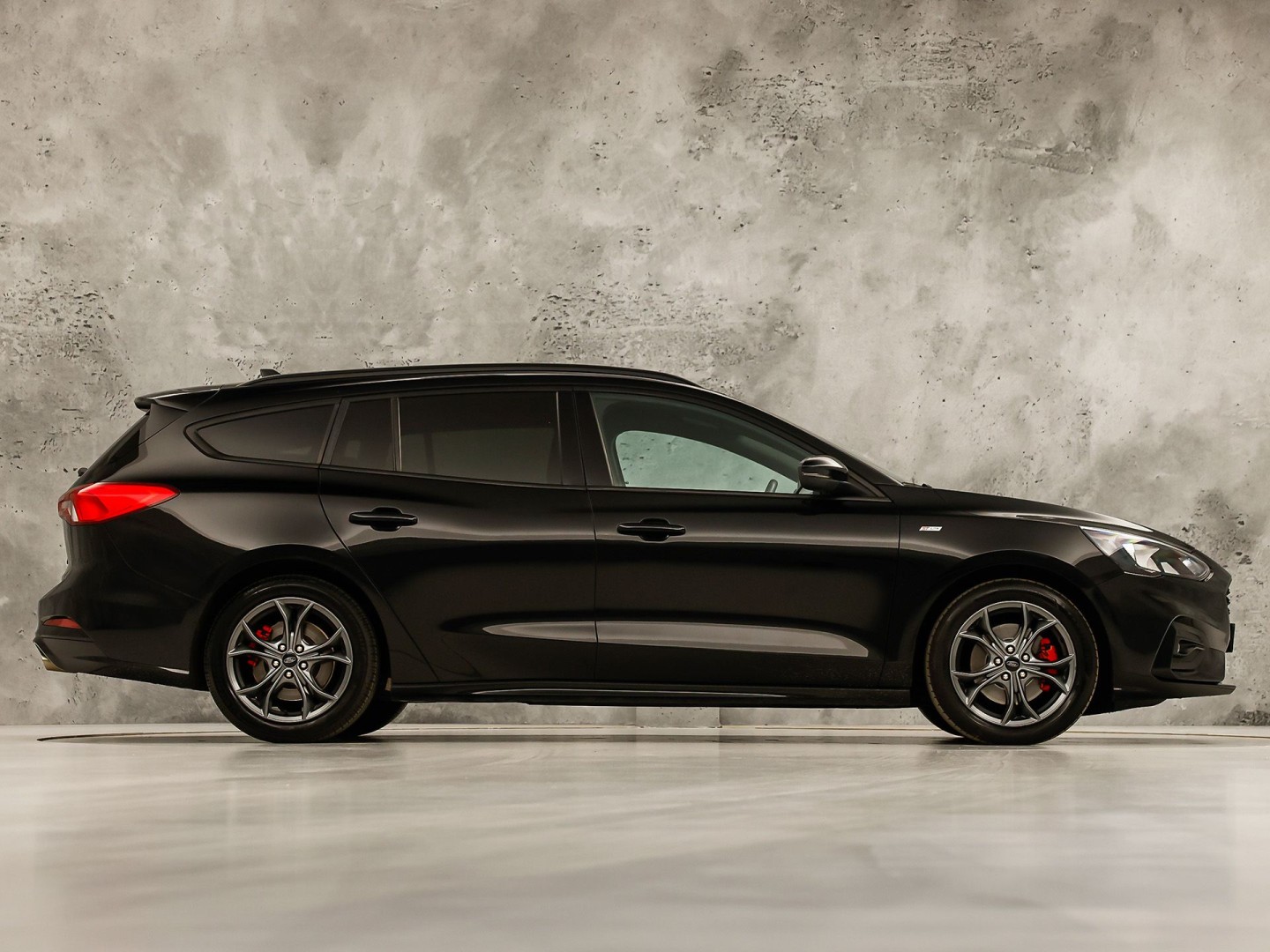 Ford Focus Wagon 1.0 EcoBoost ST Line (APPLE CARPLAY, GROOT NAVI, STUUR/STOELVERWARMING, KEYLESS, GETINT GLAS, SPORTSTOELEN, CRUISE, PARKEERSENSOREN, NIEUWSTAAT)