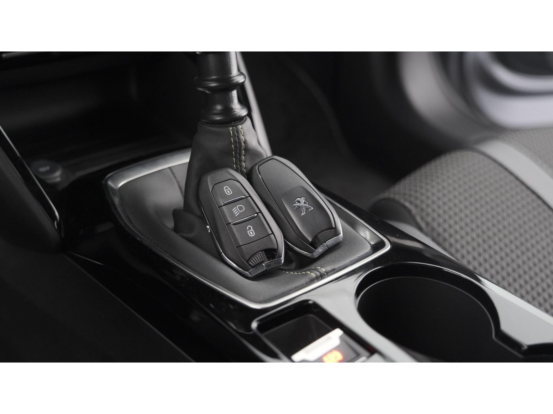 Peugeot 2008 PureTech 130 GT | Camera | Dodehoekdetectie | Navigatie | Parkeersensoren | Stoelverwarming