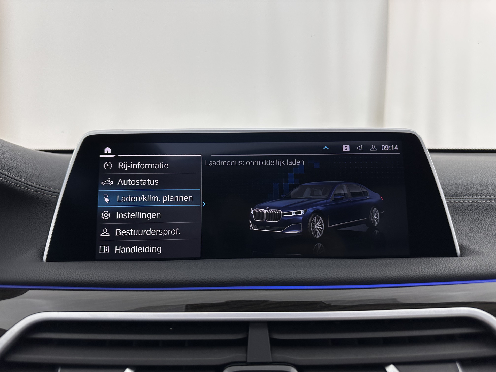 BMW 7-serie 745Le (Plug-in) (INCL-BTW) *PANO | LEATHER | FULL-LED | HEAD-UP | BLINDSPOT | MEMORY-PACK | DIGI-COCKPIT | KEYLESS | DAB+ | CAMERA | HEATED-COMFORTSEATS | AMBIENTLIGHT | CARPLAY | SHIFTPADDLES | 18''ALU*