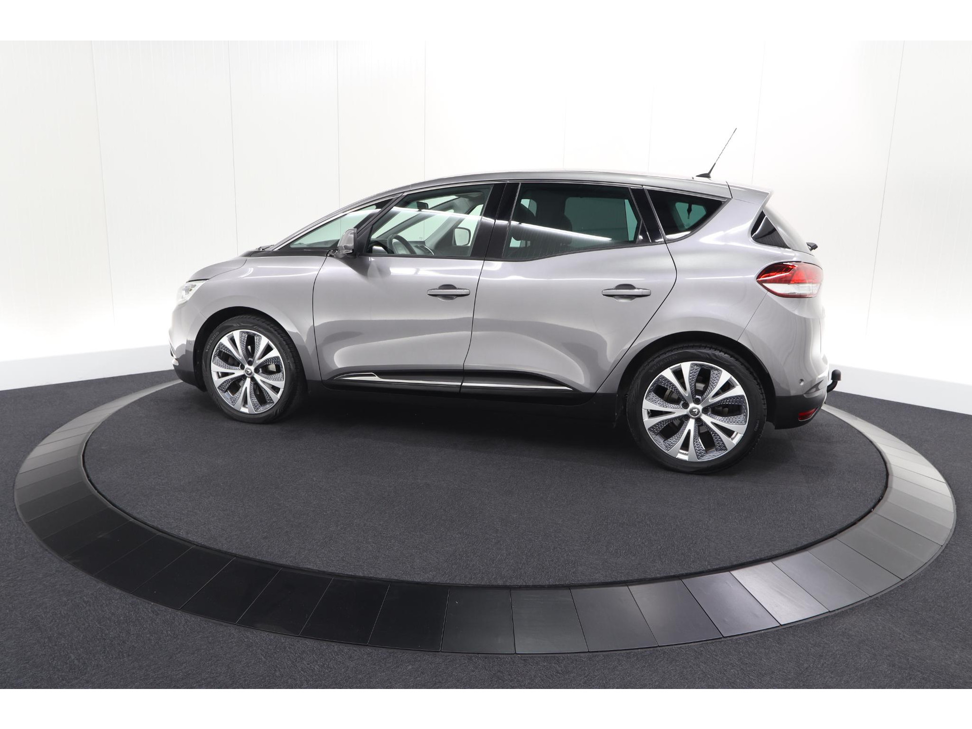 Renault Scénic TCe 130 Intens | Trekhaak | Panoramadak | Camera | Apple Carplay | Dodehoekdetectie