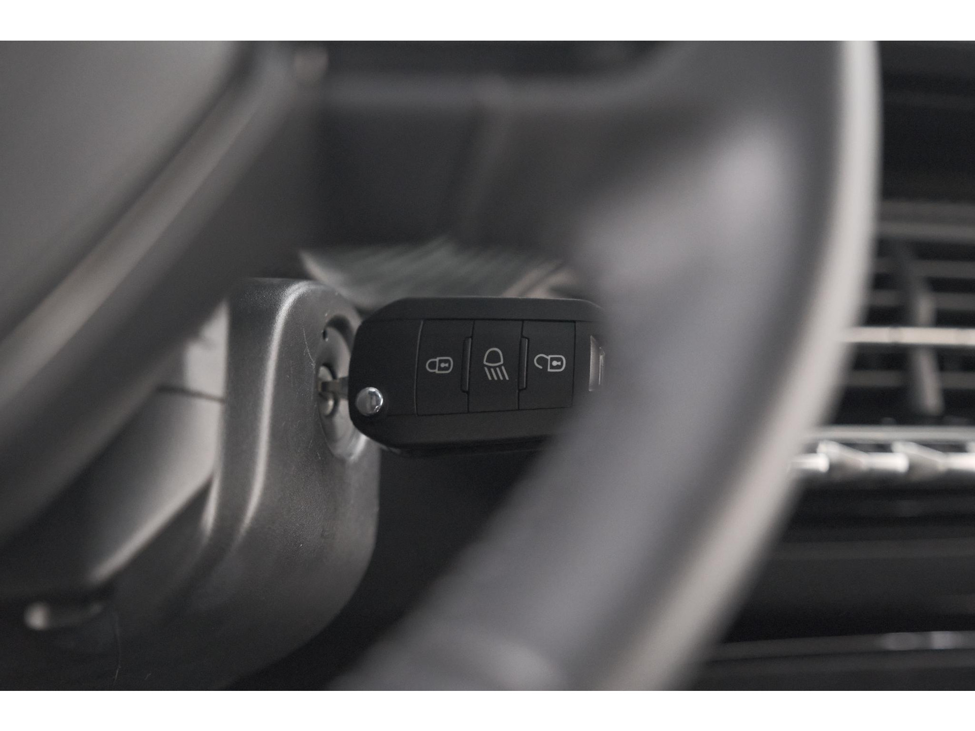 Peugeot 208 1.2 Hybrid 110 e-DCS6 Style | Parkeersensoren | Apple Carplay | Cruise Control | Airco