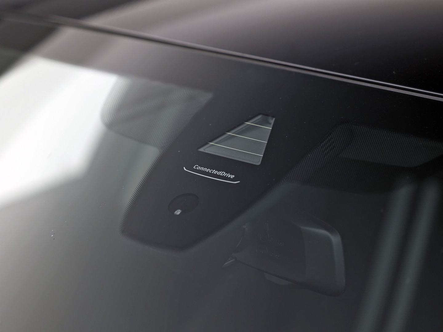 BMW 1 Serie 118i Sport Automaat (APPLE CARPLAY, DEALER ONDERHOUDEN, GROOT NAVI, CAMERA, STUUR/STOELVERWARMING, SPORTSTOELEN, TREKHAAK, GETINT GLAS, ELEK ACHTERKLEP, NIEUWSTAAT)