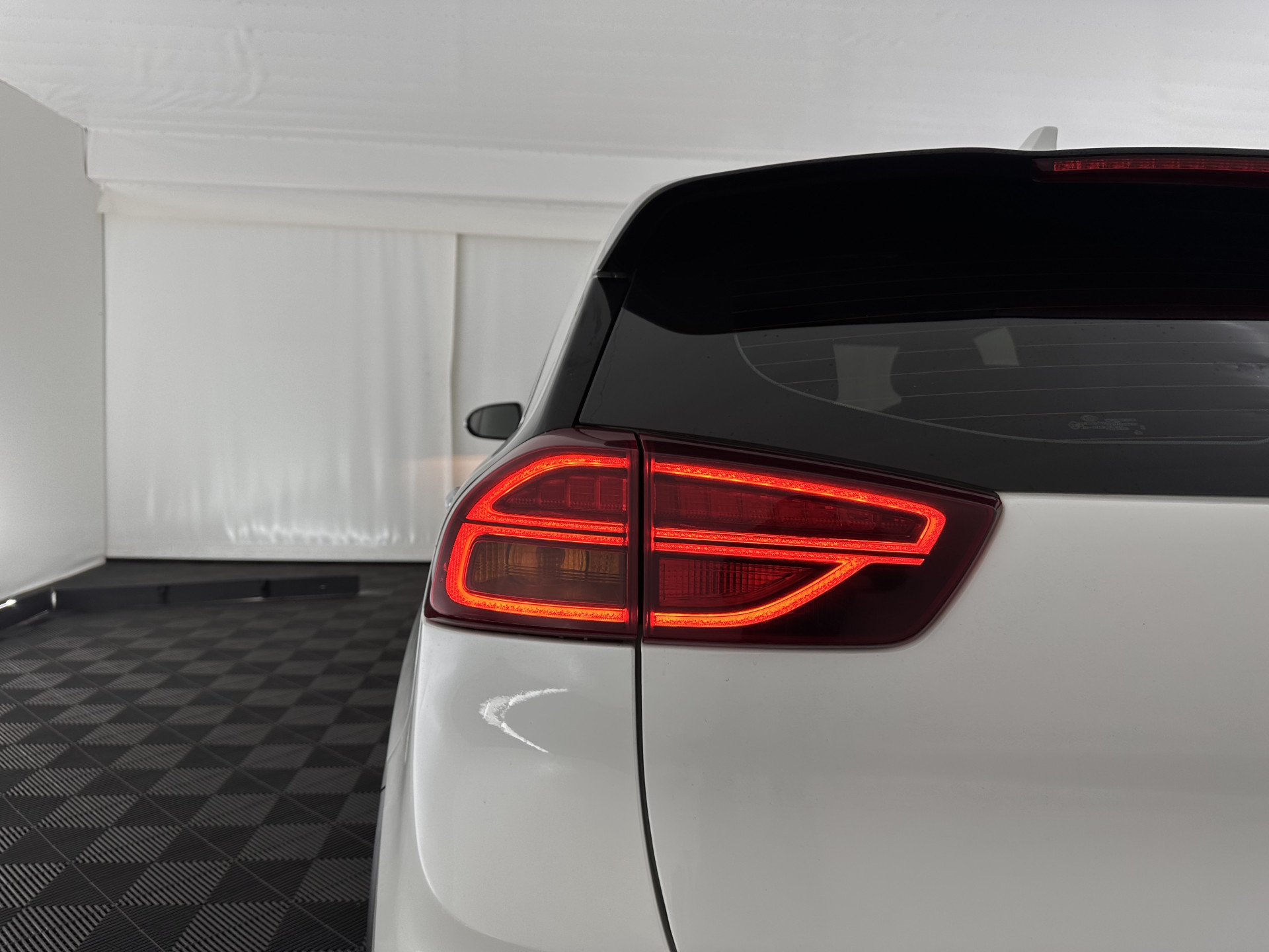 Kia e-Niro DynamicLine 64 kWh [ 3-Fase ] {SOH-100%} (INCL-BTW) Aut.*HEATPUMP | LEATHER-FABRIC | NAVI-FULLMAP | DAB+ | ADAPTIVE-CRUISE | CAMERA | HEATED-COMFORTSEATS | KEYLESS | DIGI-COCKPIT | SHIFTPADDLES | CARPLAY | LANE-ASSIST | 17"ALU*