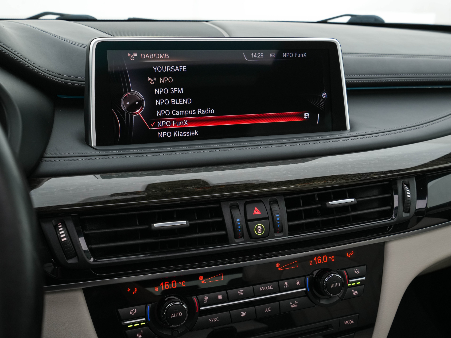 BMW X6 xDrive50i High-Executive M-Sportpack Aut. *PANO | HEAD-UP | TWO-COLOUR-LUXURYLEATHER | FULL-LED | MEMORY-PACK | HARMAN/KARDON-SOUNDSYSTEM |  | BLIND-SPOT | KEYLESS | CAMERA | COMFORT-SEATS | SOFT-CLOSE | 20''ALU*