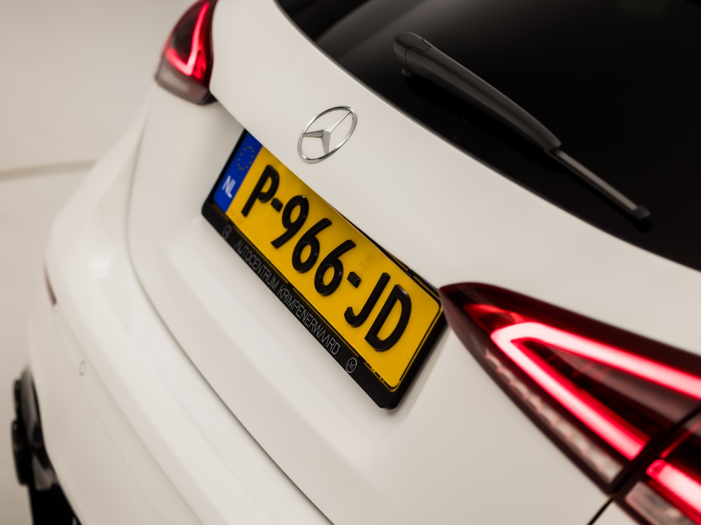 Mercedes-Benz A-Klasse 250 AMG Sport 224Pk Automaat (PANORAMADAK, MEMORY SEATS, 360 CAMERA, BURMESTER, GROOT NAVI, SFEERVERLICHTING, WIDESCREEN, ADAPTIVE CRUISE, NIEUWSTAAT)