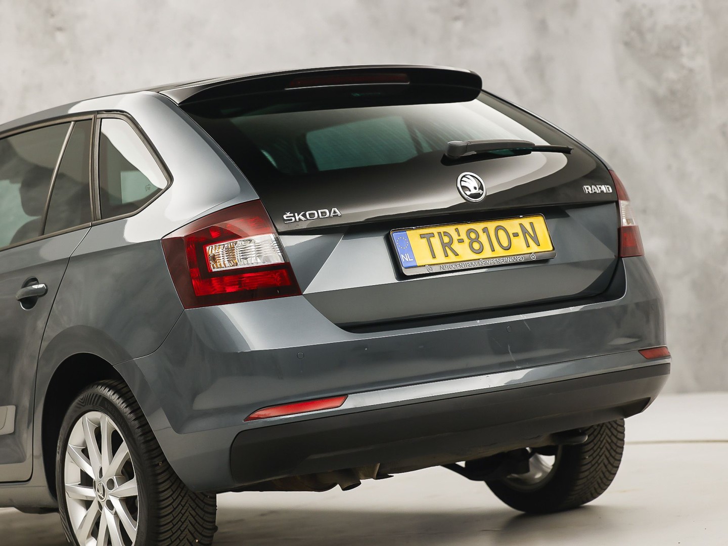 Škoda Rapid Spaceback 1.0 TSI Sport Automaat (PANORAMADAK, NAVIGATIE, CLIMATE, STOELVERWARMING, SPORTSTOELEN, GETINT GLAS, CRUISE, PARKEERSENSOREN, NIEUWSTAAT)
