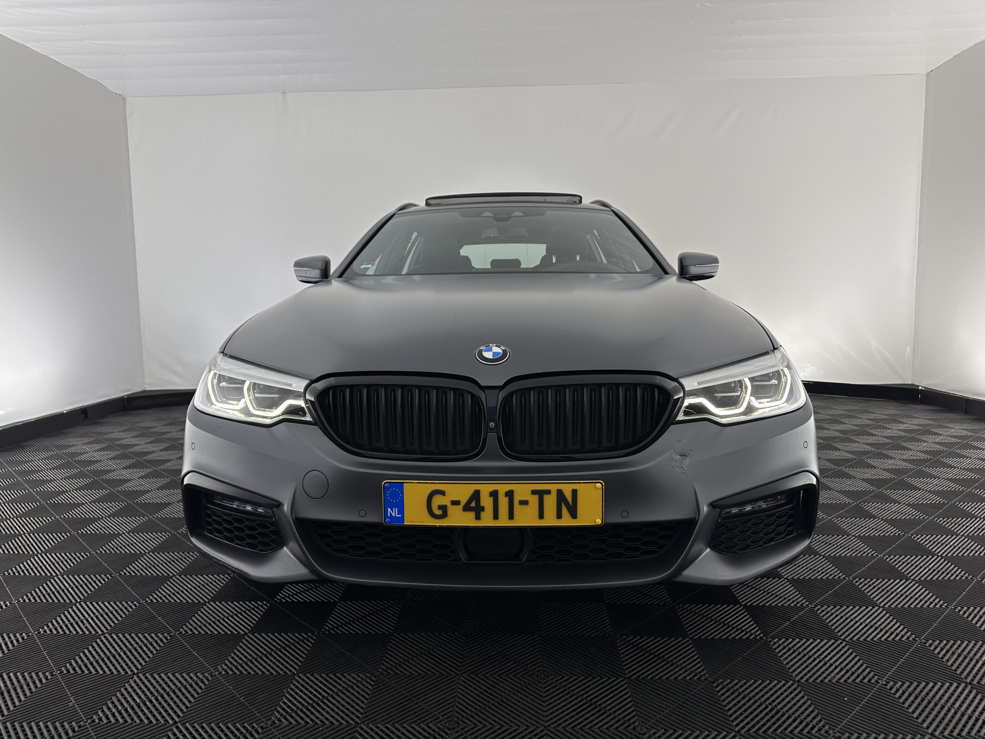 BMW 5-serie Touring 540i xDrive  M-Sportpack High Executive Aut. *PANO | LEATHER | FULL-LED | ADAPTIVE-CRUISE | DIGI-COCKPIT | MEMORY-PACK | BLINDSPOT | TOPVIEW | HARMAN/KARDON | KEYLESS | DIGI-COCKPIT | HEATED-COMFORTSEATS | AMBIENTLIGHT | HEAD-UP |