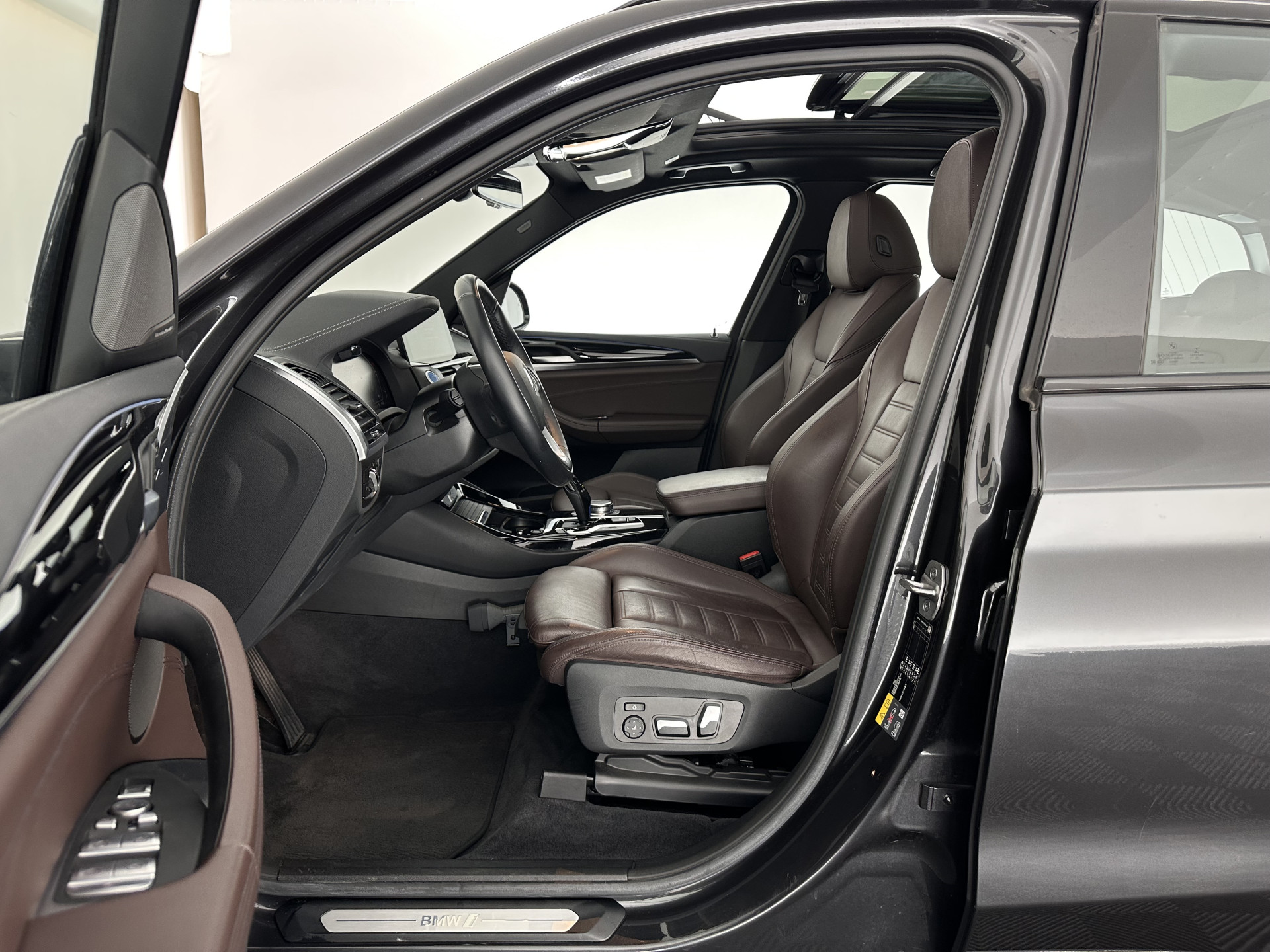 BMW iX3 High Executive 80 kWh [ 3-Fase-11kW ] {SOH-99%} (INCL-BTW) Aut. *HEATPUMP | PANO | LEATHER | HARMAN/KARDON | FULL-LED | BLINDSPOT | MEMORY-PACK | DIGI-COCKPIT | HEATED-SPORTSEATS | KEYLESS | TOPVIEW | DAB+ | NAVI-FULLMAP | HEAD-UP | ...