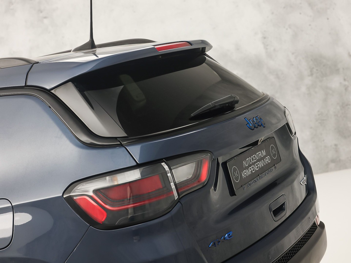 Jeep Compass 4xe 240 Plug-in Hybrid Electric Trailhawk 240Pk Automaat (PANORAMADAK, VIRTUAL COCKPIT, APPLE CARPLAY, GROOT NAVI, CAMERA, SPORTSTOELEN, GETINT GLAS, ADAPTIVE CRUISE, NIEUWSTAAT)