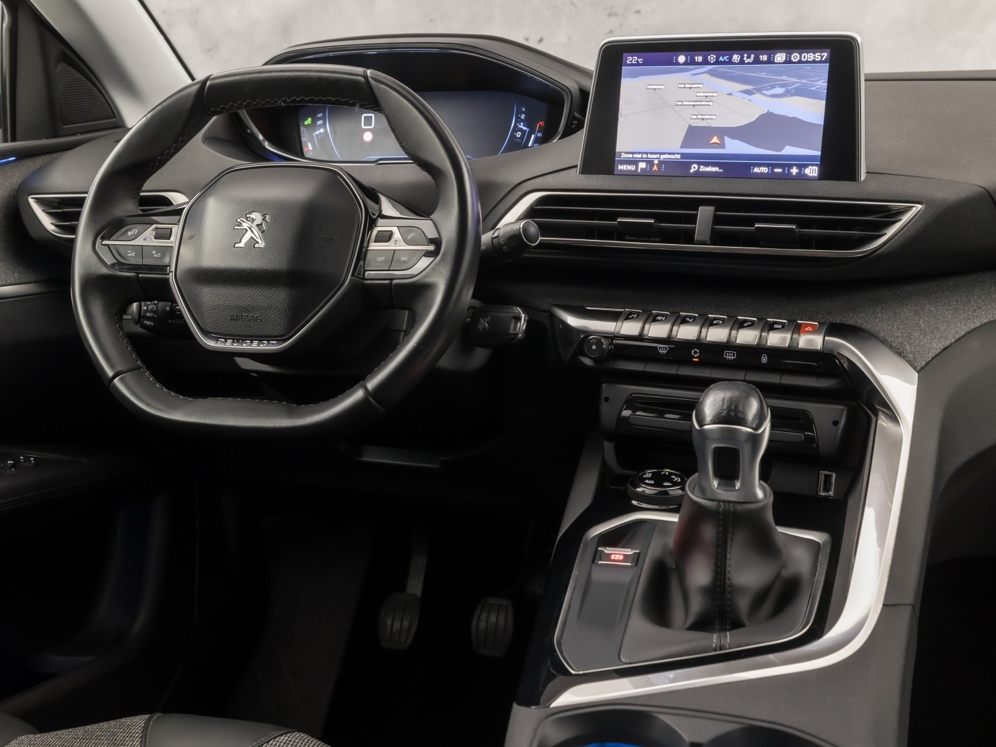 Peugeot 3008 1.2 PureTech Allure Sport (APPLE CARPLAY, GROOT NAVI, 360 CAMERA, DRIVE MODE, GETINT GLAS, SPORTSTOELEN, LEDER, TREKHAAK, CRUISE, NIEUWSTAAT)