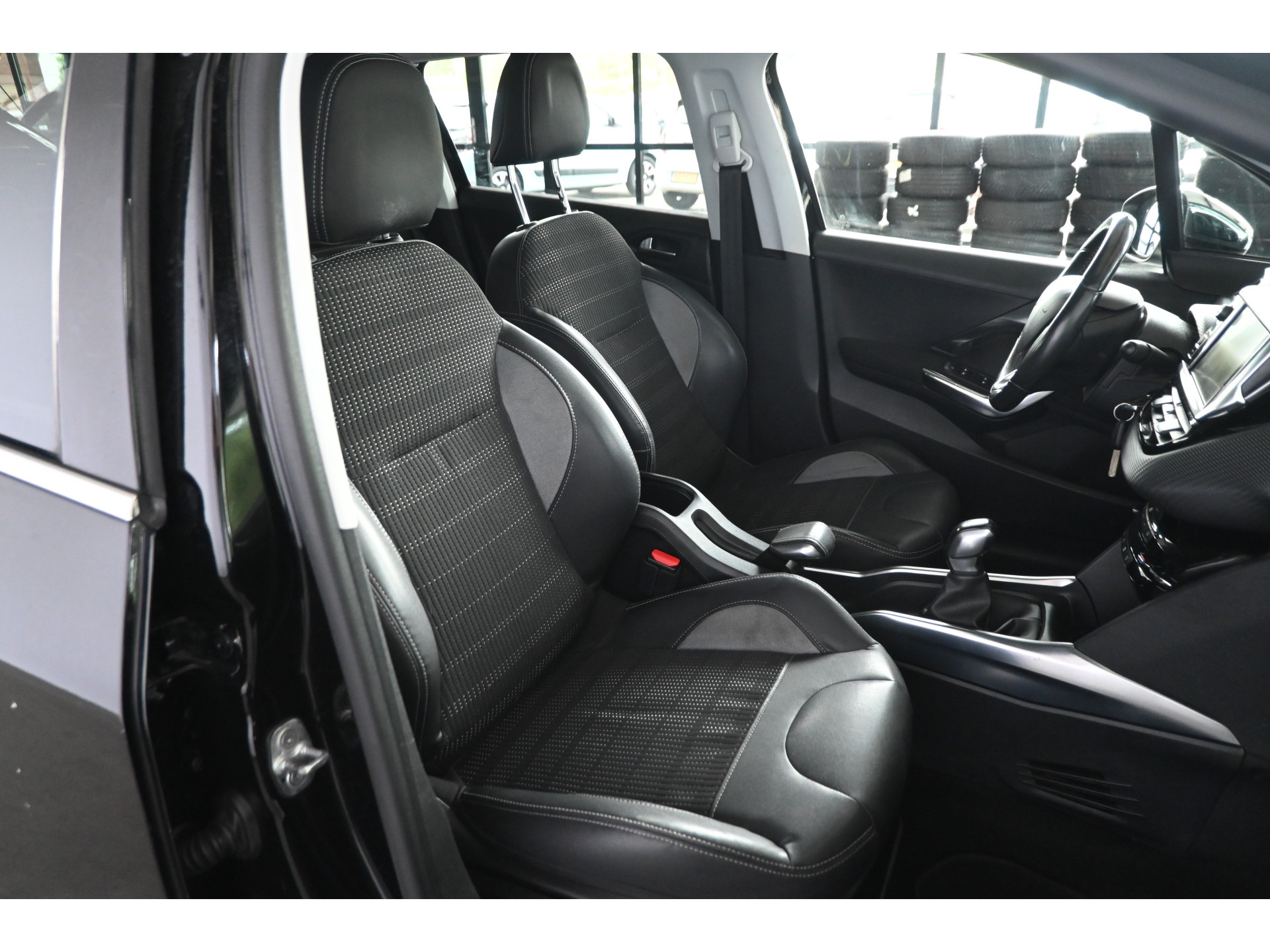 Peugeot 2008 1.6 e-HDi Blue Lease Executive Nap! Clima Navigatie Cruise control Lichtmetaal 100% Onderhouden! Inruil Mogelijk!