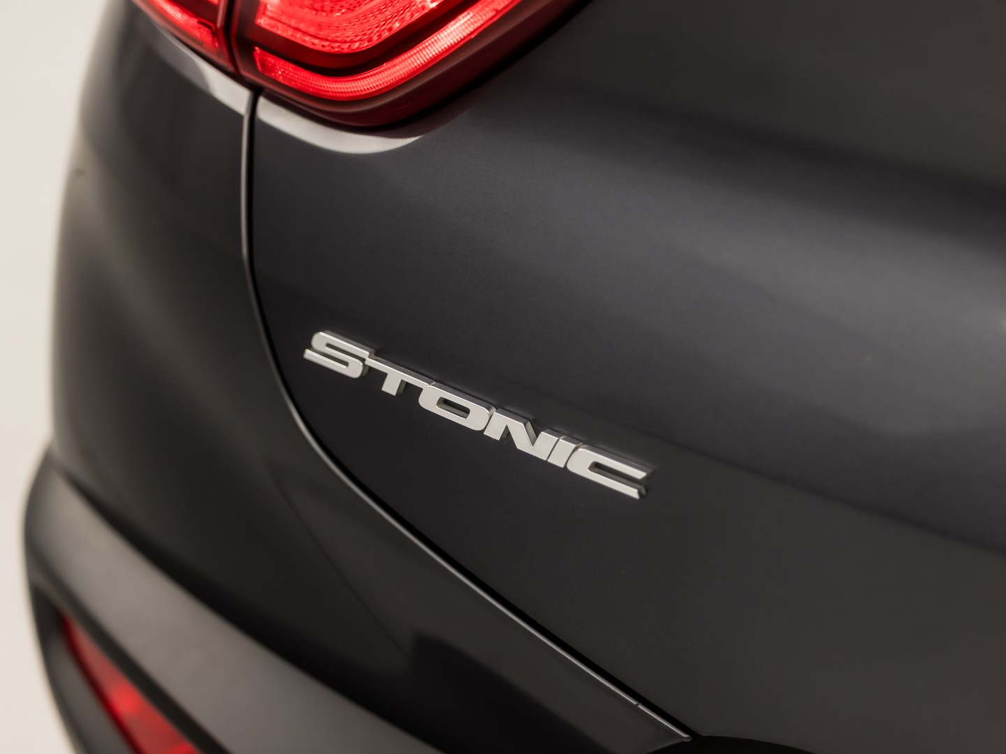 Kia Stonic 1.2 Navigator Sport (APPLE CARPLAY, NAVIGATIE, CAMERA, LM VELGEN, SPORTSTOELEN, PARKEERSENSOREN, ELEK RAMEN, NIEUWSTAAT)