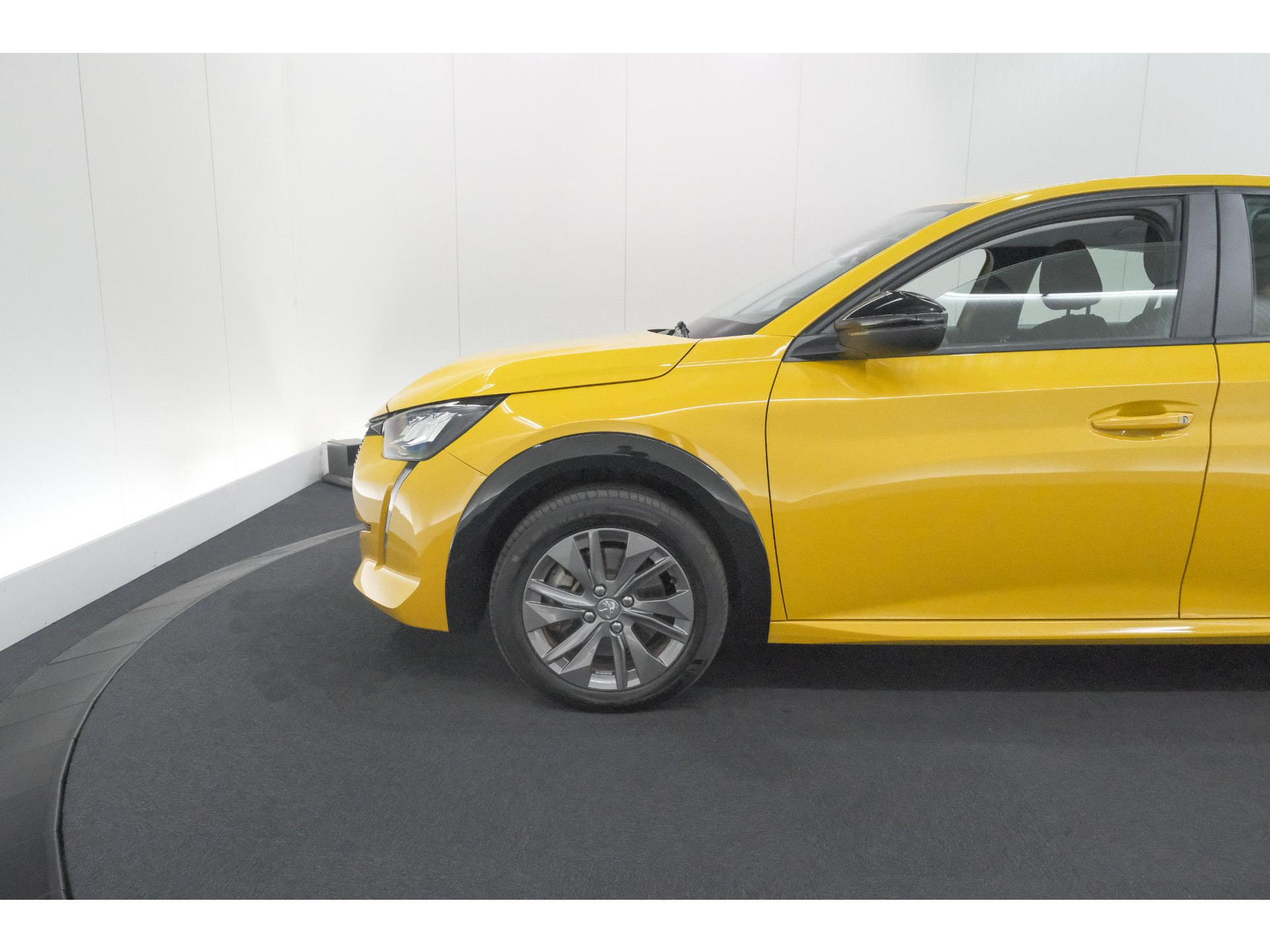 Peugeot e-208 EV Active Pack 50 kWh | 96,8% SOH | Navigatie | Parkeersensoren | Stoelverwarming