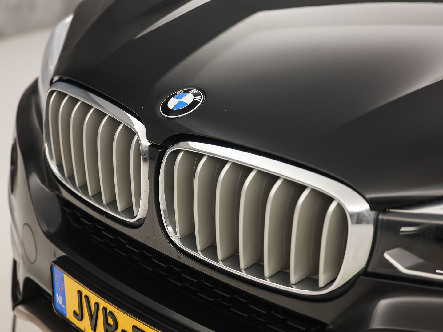 BMW X5 xDrive40e iPerformance High Executive 313Pk Automaat (GROOT NAVI, HEAD-UP DISPLAY, COMFORTSTOELEN MET GEHEUGEN, SFEERVERLICHTING, CAMERA, STOELVERWARMING, GETINT GLAS, NIEUWSTAAT)