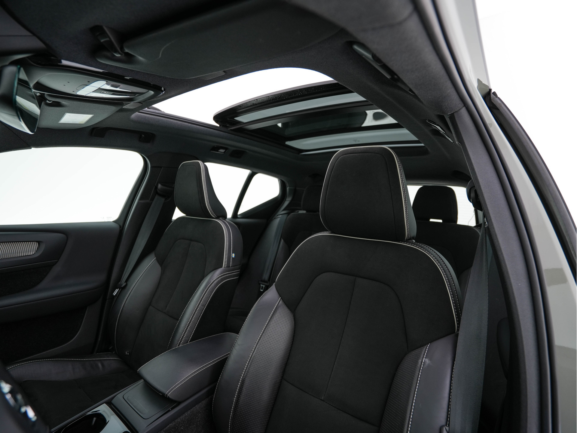 Volvo XC40 Recharge P8 AWD R-Design [ 3-Fase-11kW ] {SOH-90%} (INCL-BTW) Aut. *PANO | LEATHER-ALCANTARA | ADAPTIVE-CRUISE | DIGI-COCKPIT | FULL-LED | HARMAN/KARDON | CAMERA | NAVI-FULLMAP | ECC | PDC | KEYLESS | HEATED-SPORTSEATS | TOWBAR | 20''ALU*