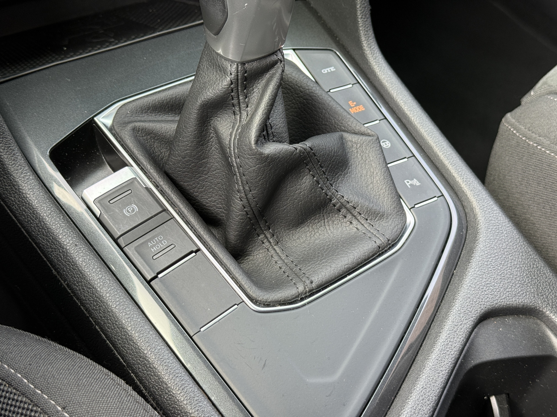 Volkswagen Tiguan 1.4 TSI eHybrid R-Line Business+ | Camera | Stoelverwarming | Dodehoeksensoren