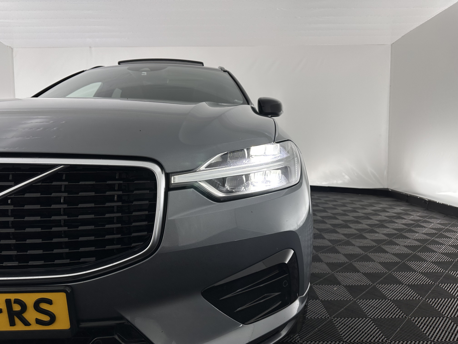Volvo XC60 2.0 B5 Business Pro R-Design (INCL.BTW) Aut. *PANO | LUXURY-LEATHER | FULL-LEATHER | MEMORY-PACK | HEATED-SPORTSEATS | CAMERA | NAVI-FULLMAP | SHIFT-PADDLES | PRIVACY-GLASS | AIR-SUSPENSION | ECC | PDC | CRUISE | 19''ALU