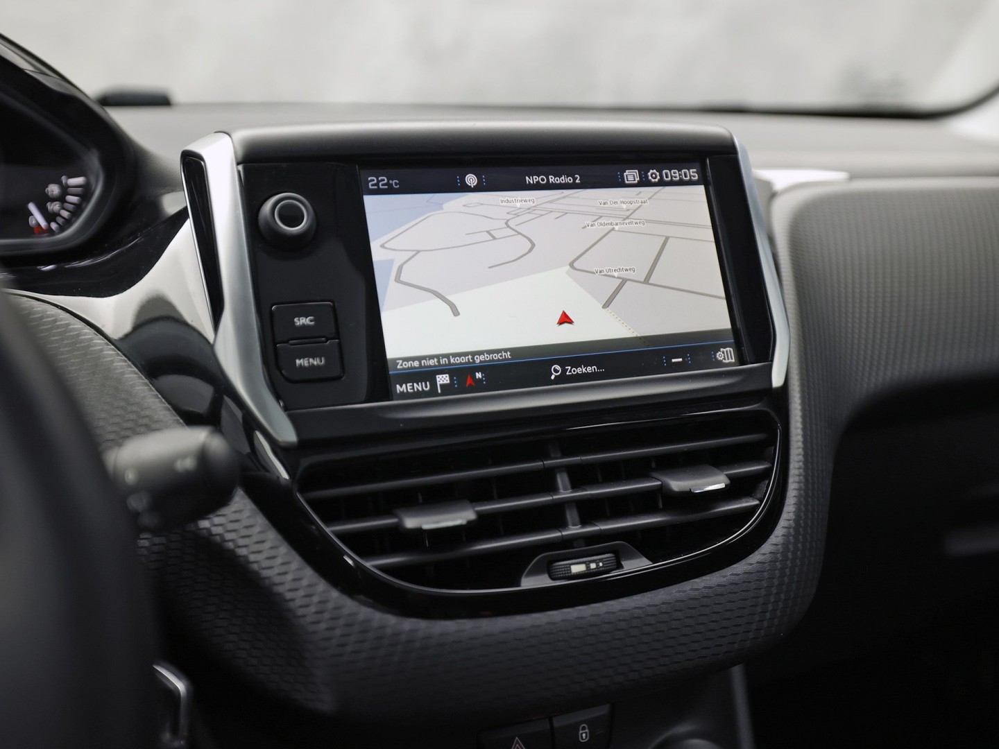 Peugeot 2008 1.2 PureTech Sport (PANORAMADAK, APPLE CARPLAY, NAVIGATIE, LM VELGEN, SPORTSTOELEN, PARKEERSENSOREN, CRUISE, NIEUWSTAAT)