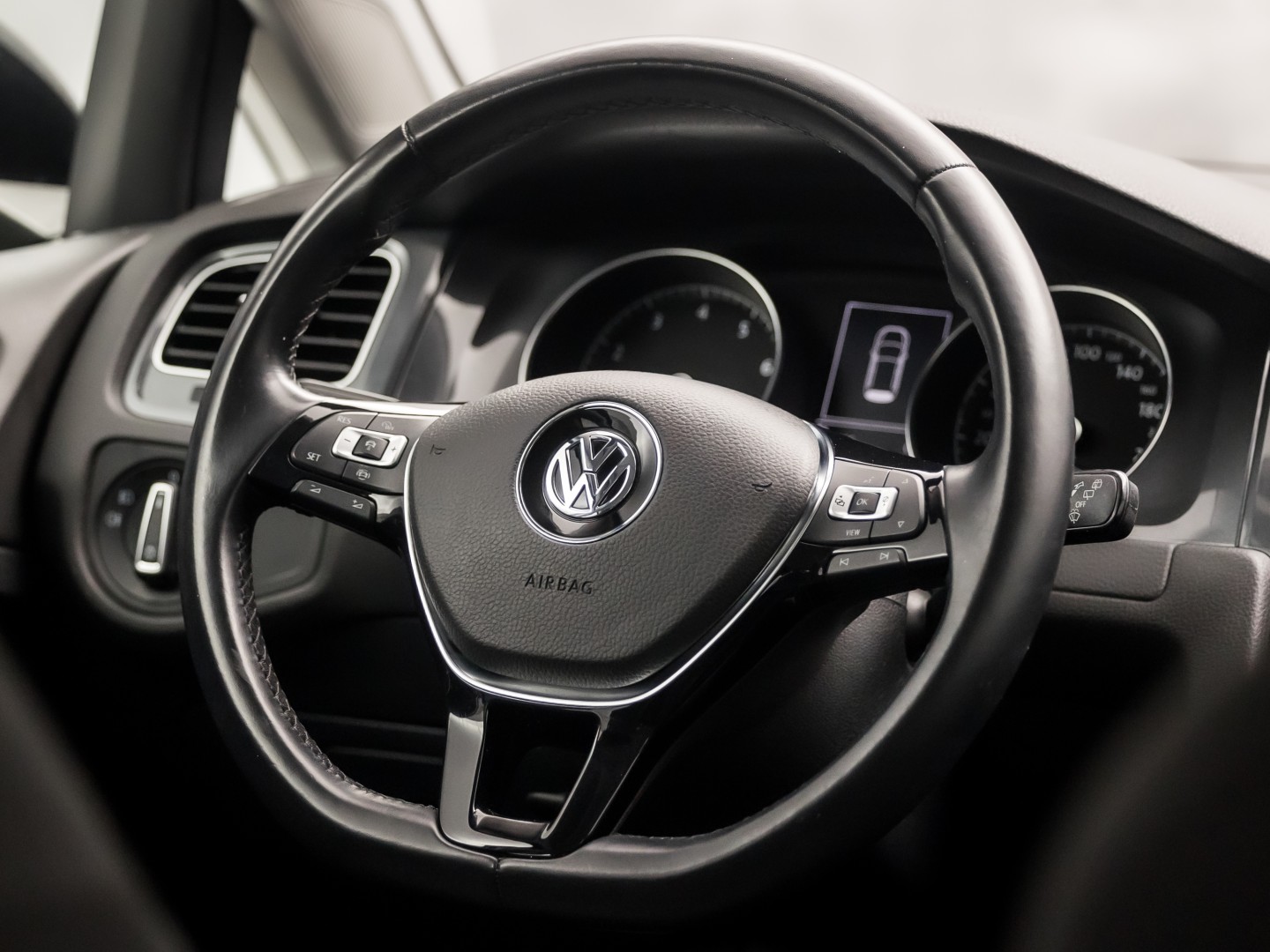 Volkswagen Golf 1.0 TSI Sportline (APPLE CARPLAY, GROOT NAVI, ALCANTARA, DYNAMISCHE KNIPPERLICHTEN, SPORTSTOELEN, STOELVERWARMING, ADAPTIVE CRUISE, PARKEERSENSOREN, NIEUWSTAAT)