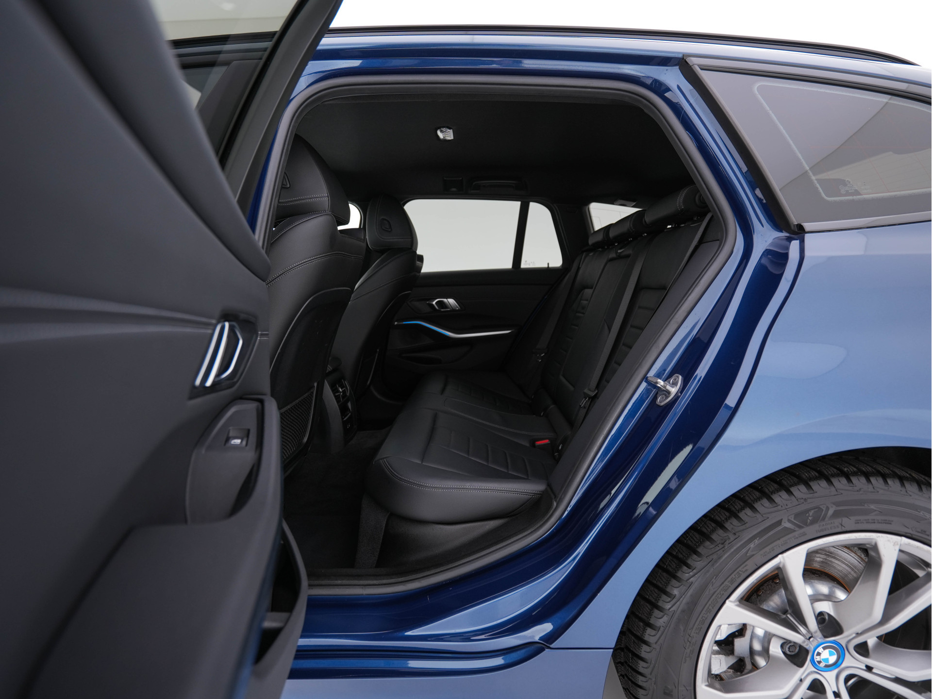 BMW 3-serie Touring 320e Business Edition Plus [Plug-In] (INCL-BTW) Aut. *LEATHER | FULL-LED | HEATED-SPORTSEATS | DIGI-COCKPIT | HIFI-SOUND | NAVI-FULLMAP | PRIVACYGLASS | PDC | AMBIENTLIGHT | DAB | KEYLESS | TOWBAR | 17"ALU* *