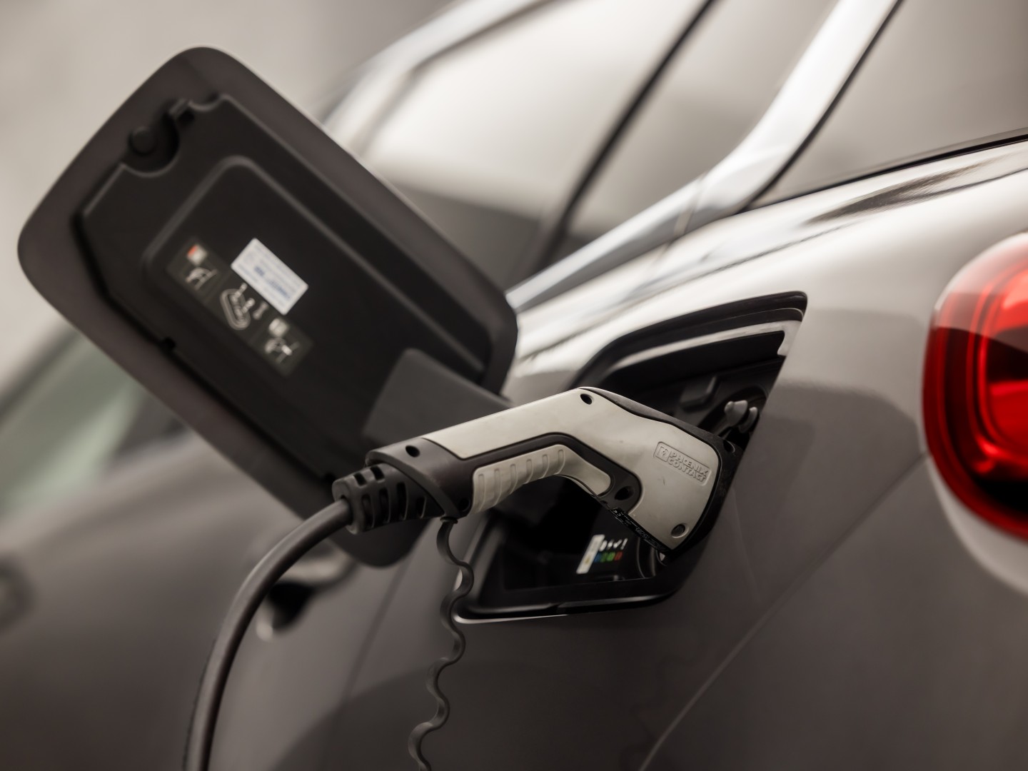 Citroën C5 Aircross 1.6 Plug-in Hybrid 225 Deluxe Sport 225Pk Automaat (APPLE CARPLAY, SOH 93%, GROOT NAVI, 360 CAMERA, GETINT GLAS, ELEK SPORTSTOELEN, LEDER, STOELVERWARMING, ADAPTIVE CRUISE, NIEUWSTAAT)
