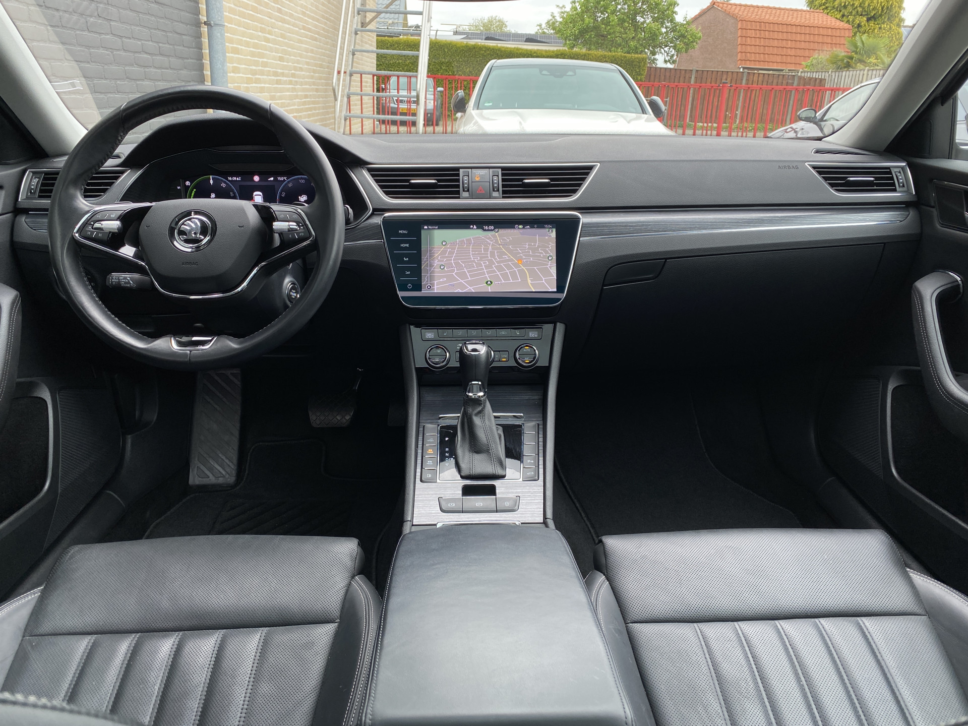 ŠKODA Superb Combi 1.4 TSI iV 218 pk Business Edition Plus AUT. | 1e eigenaar | navigatie | panoramadak | trekhaak | leder interieur