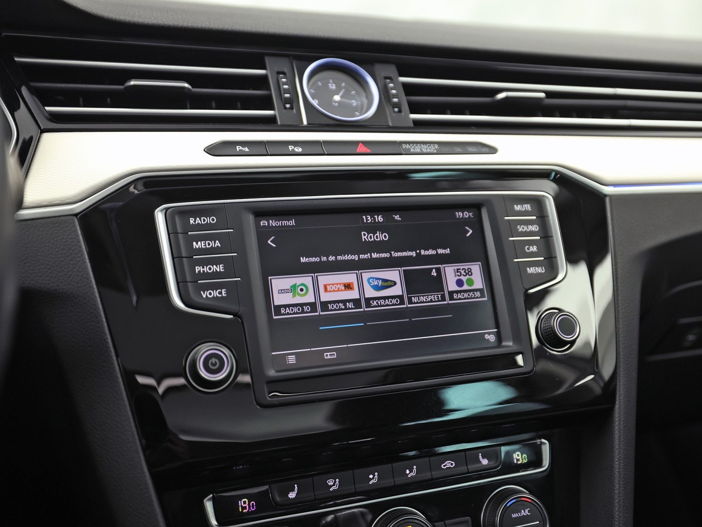 Volkswagen Passat Variant 1.4 TSI GTE HighLine Sport Automaat (PANORAMADAK, APPLE CARPLAY, SOH 77,9%, GROOT NAVI, CAMERA, TREKHAAK, KEYLESS, SPORTSTOELEN, STOELVERWARMING, GETINT GLAS, NIEUWSTAAT)