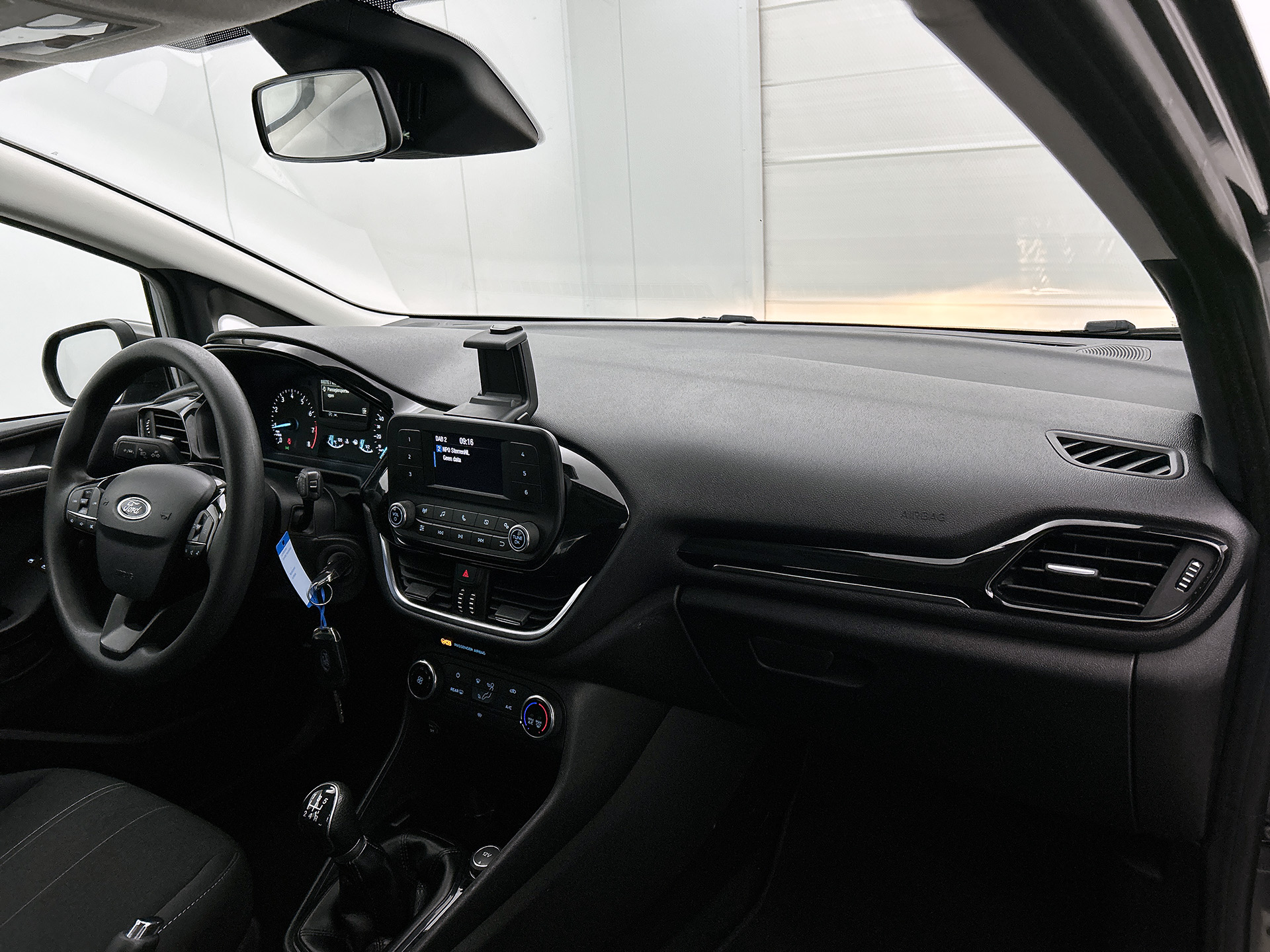 Ford Fiesta Trend 86PK | LM VELGEN | VERWARMDE VOORRUIT | PARK. SENSOREN
