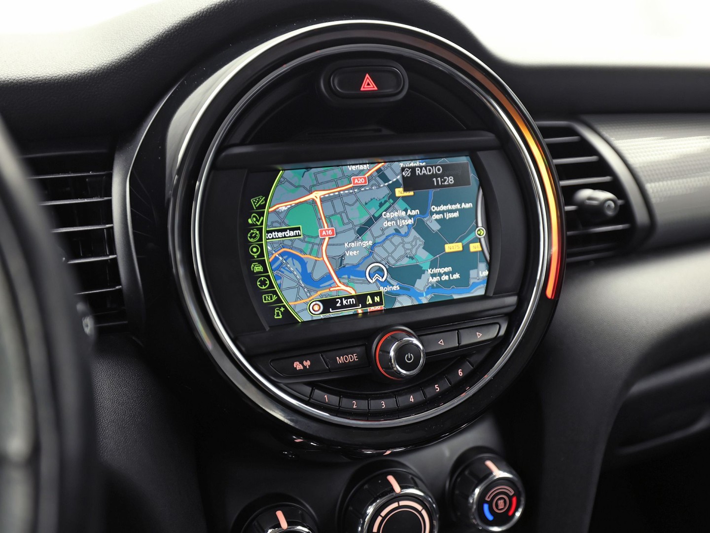 MINI 3-deurs 1.5 Cooper Sport 136Pk (NAVIGATIE, GETINT GLAS, AIRCO, BLUETOOTH, LM VELGEN, SPORTSTOELEN, CRUISE, NIEUWE APK, NIEUWSTAAT)