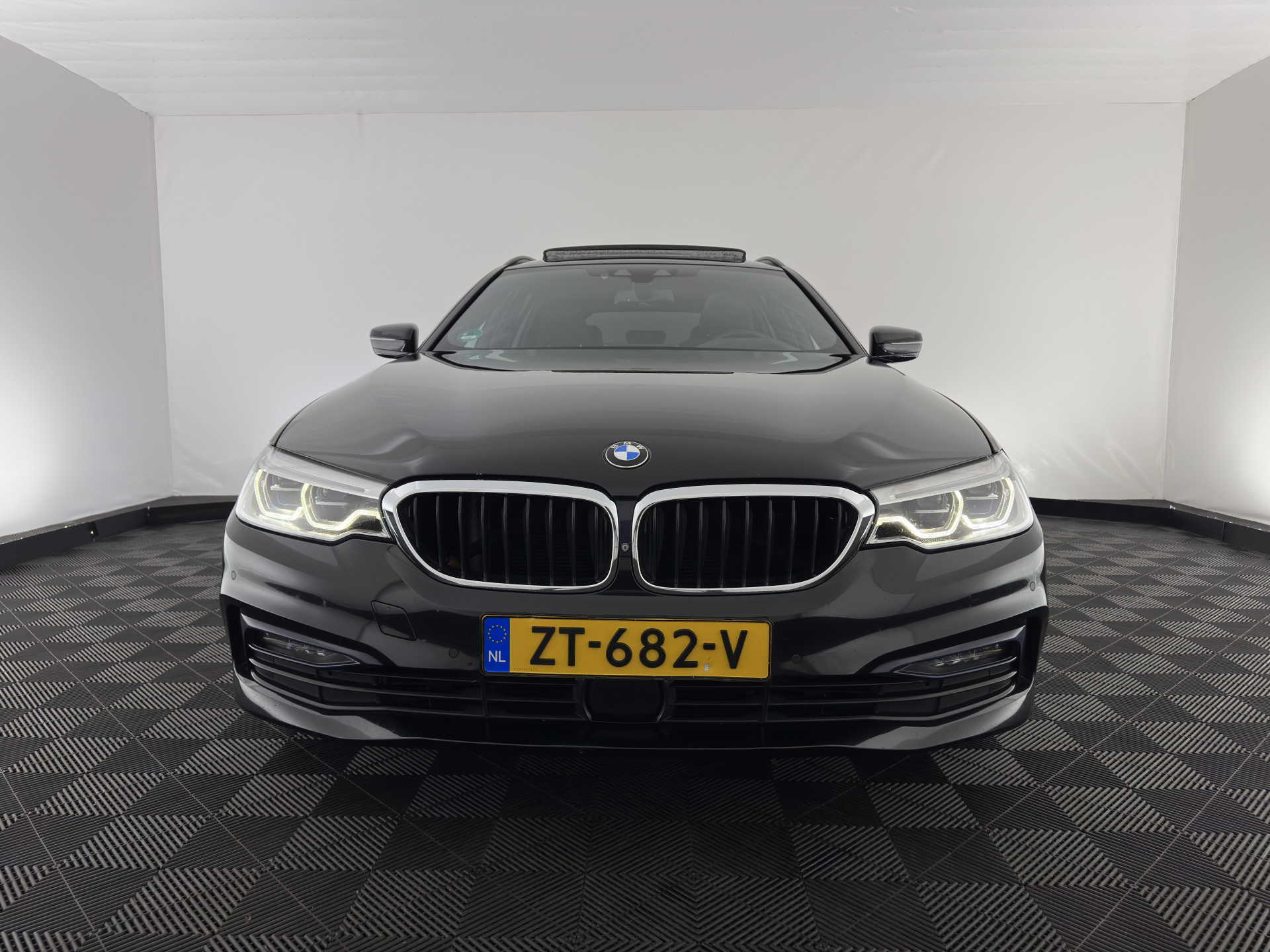BMW 5-serie Touring 530d Sportline High Executive Aut. *PANO | LEATHER | FULL-LED | MEMORY-PACK | TOP-VIEW | HEATED-COMFORTSEATS | NAVI-FULLMAP | PRIVACY-GLASS | AMBIENT-LIGHT | ECC | CARPLAY | PDC | TOWBAR | SHIFT-PADDLES | 20"ALU*