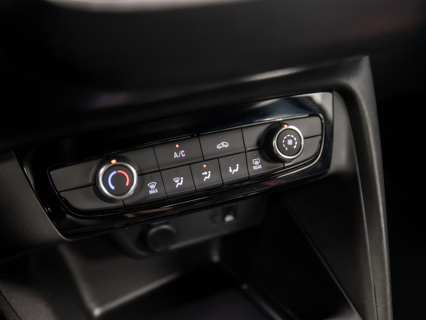 Opel Corsa 1.2 GS Line (VIRTUAL COCKPIT, APPLE CARPLAY, GROOT NAVI, 360 CAMERA, GETINT GLAS, SPORTSTOELEN, CRUISE, LANE ASSIST, NIEUWSTAAT)