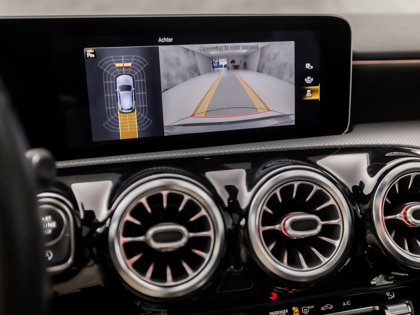Mercedes-Benz A-Klasse 200 AMG Sport 163Pk Automaat (PANORAMADAK, GROOT NAVI, SFEERVERLICHTING, CAMERA, STOELVERWARMING, SPORTSTOELEN, GETINT GLAS, LEDER/ALCANTARA, NIEUWSTAAT)
