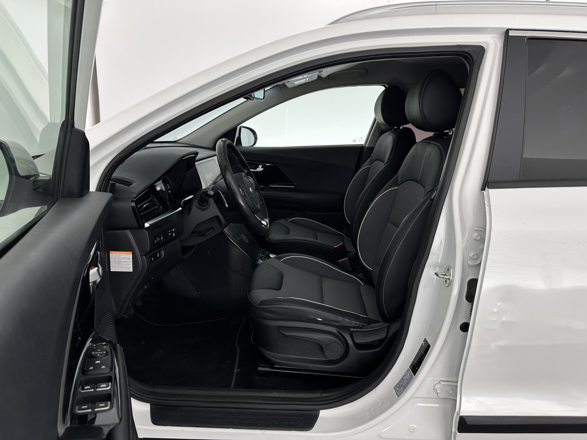 Kia e-Niro DynamicLine 64 kWh [ 3-Fase ] {SOH-100%} (INCL-BTW) Aut.*HEATPUMP | LEATHER-FABRIC | NAVI-FULLMAP | DAB+ | ADAPTIVE-CRUISE | CAMERA | HEATED-COMFORTSEATS | KEYLESS | DIGI-COCKPIT | SHIFTPADDLES | CARPLAY | LANE-ASSIST | 17"ALU*