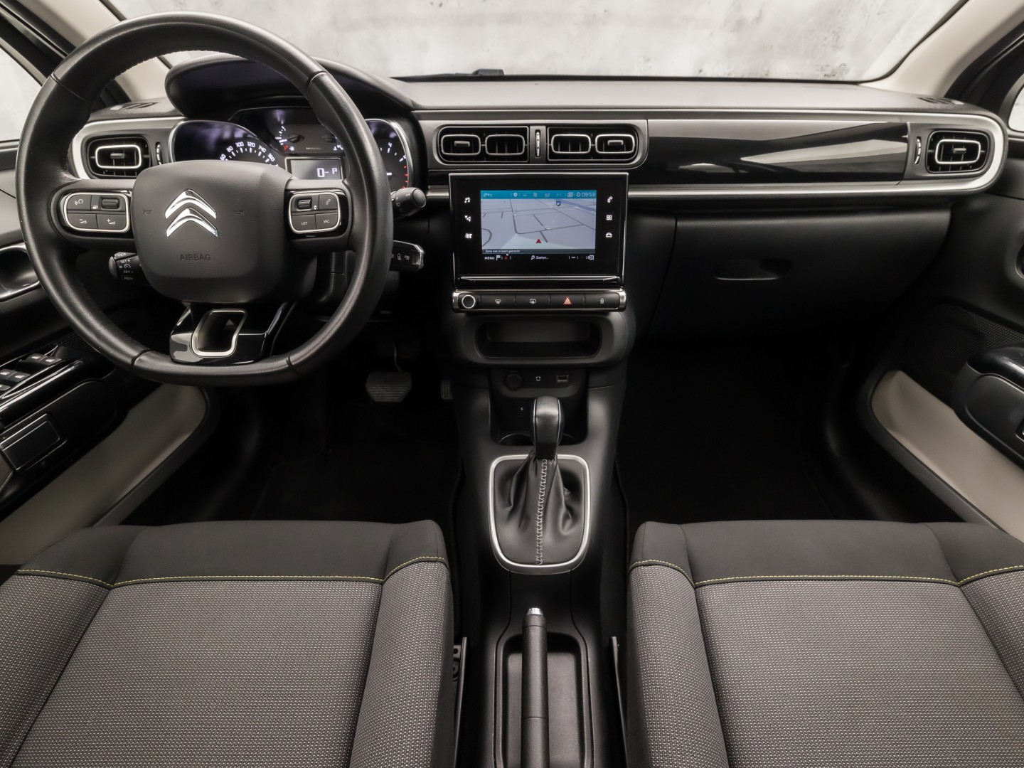 Citroën C3 1.2 PureTech S&S Sport Automaat (APPLE CARPLAY, GROOT NAVI, CAMERA, SPORTSTOELEN, PARKEERSENSOREN, LM VELGEN, CRUISE, NIEUWSTAAT)