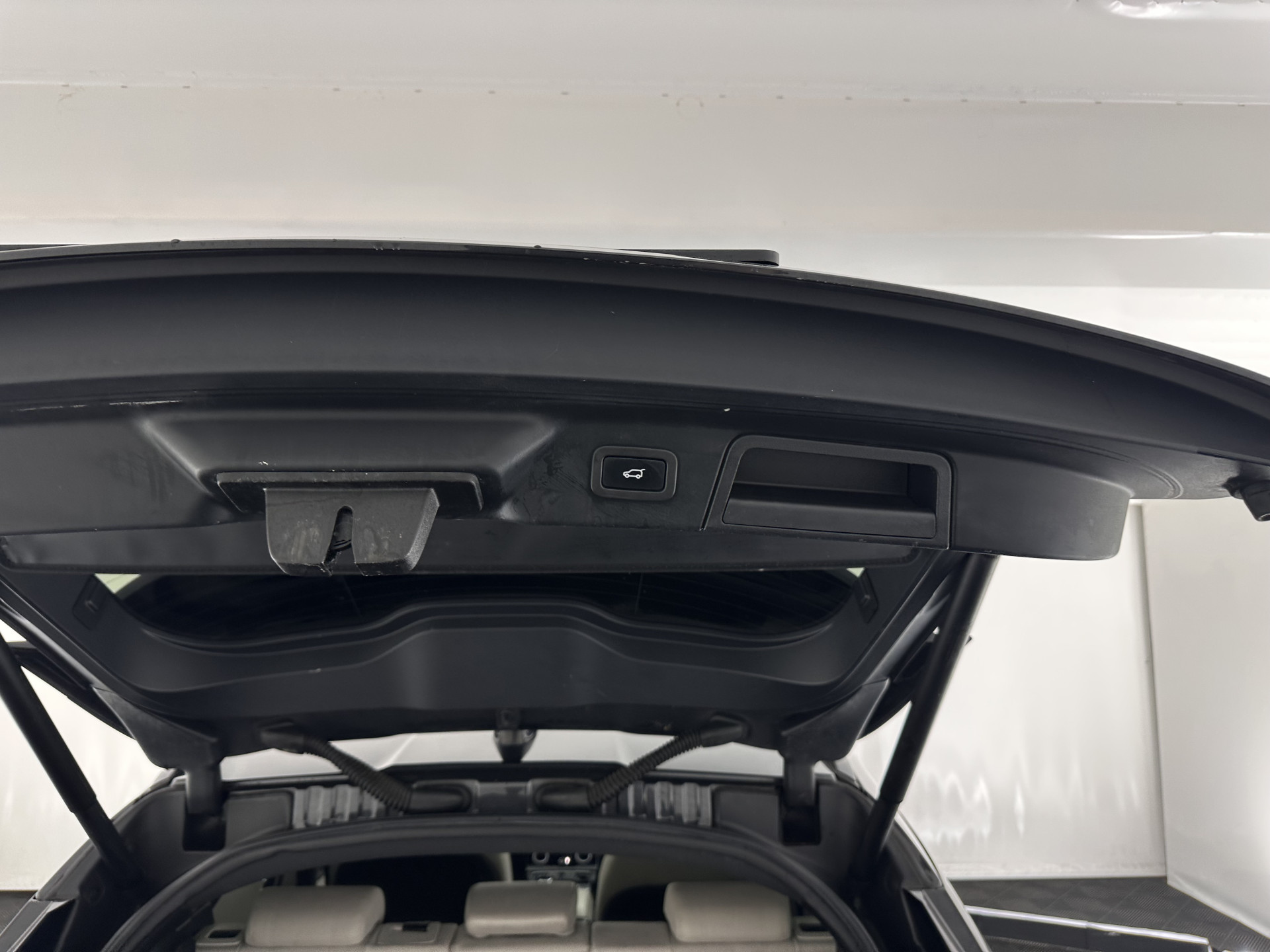 Land Rover Range Rover Velar 2.0 I4 AWD R-Dynamic HSE Aut. *PANO | LEATHER | FULL-LED | MEMORY-PACK | BLINDSPOT | MERIDIAN-SURROUND | DIGI-COCKPIT | CAMERA | KEYLESS | HEATED-COMFORTSEATS | PRIVACYGLASS | SHIFTPADDLES | HEAD-UP | 21"ALU*