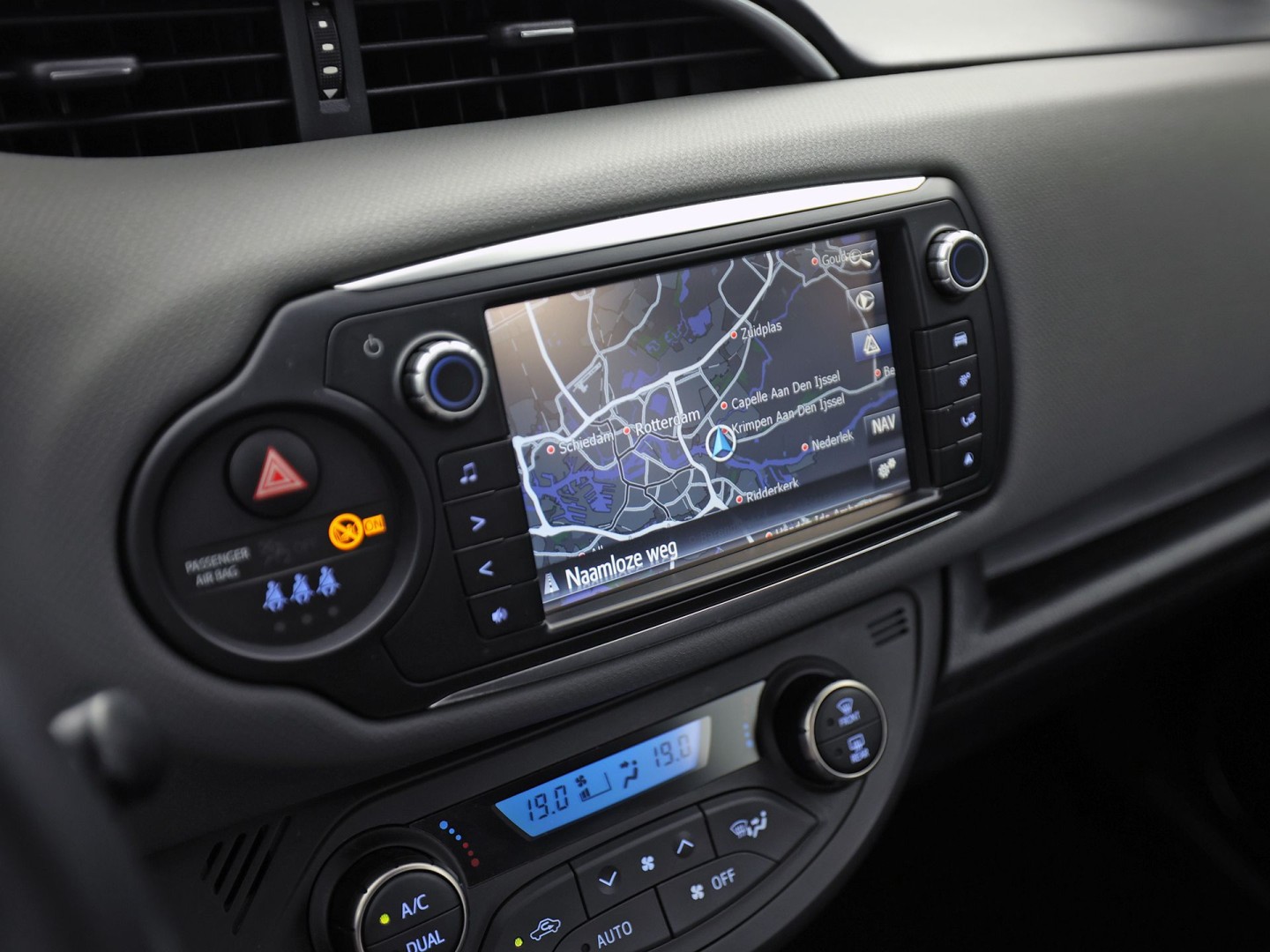 Toyota Yaris 1.5 Hybrid Sport Automaat (NAVIGATIE, CAMERA, CLIMATE, SPORTSTOELEN, CRUISE, ELEK PAKKET, NIEUWSTAAT)