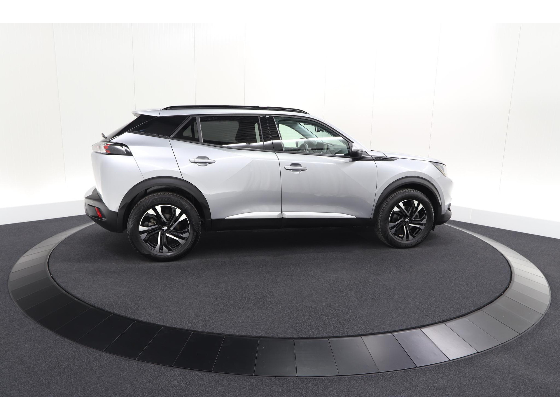 Peugeot e-2008 EV Allure 50 kWh | SOH=96.7 % | 3 Fase Laadfunctie | Camera | Navigatie | Parkeersensoren | Apple Carplay