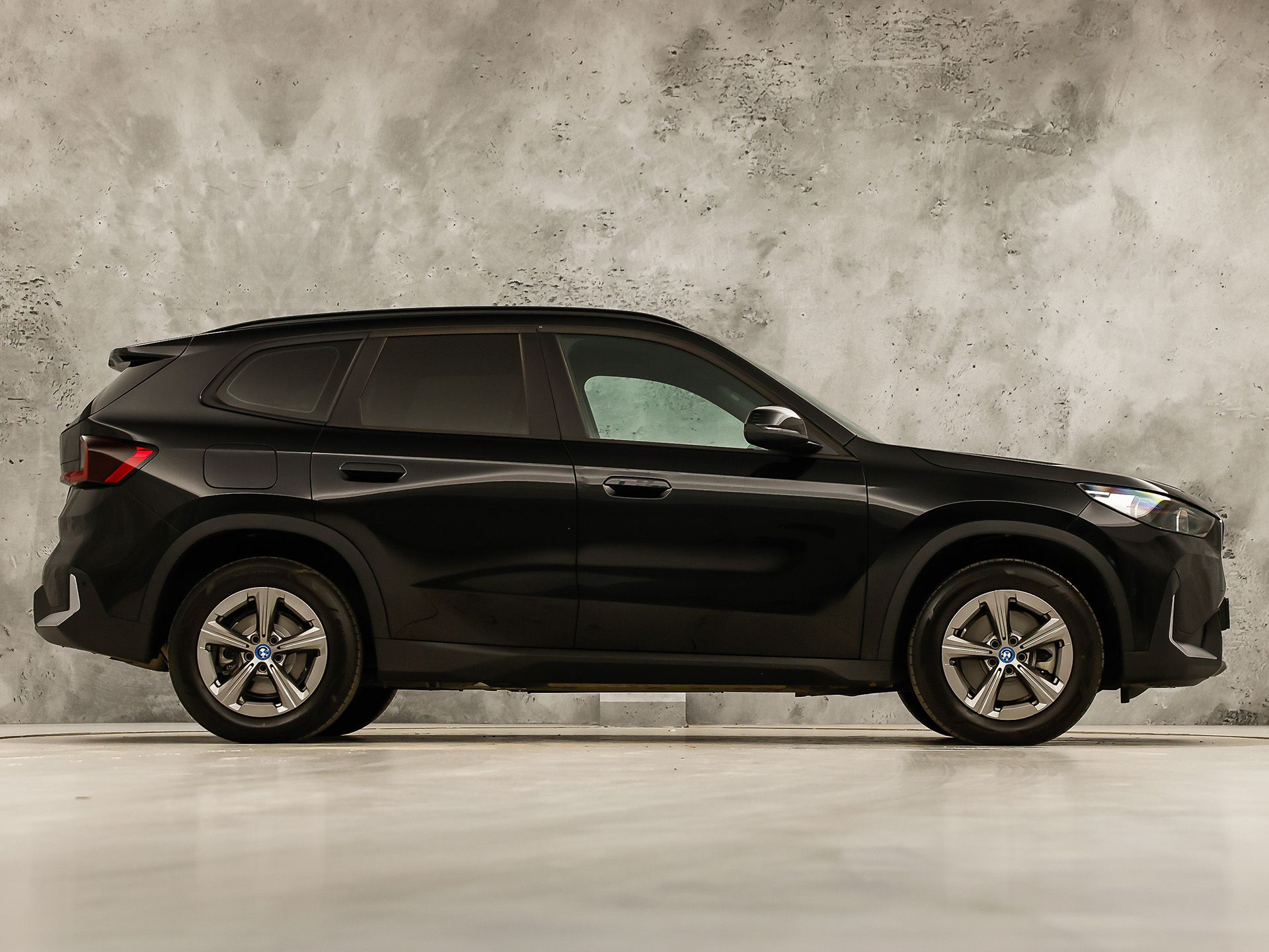 BMW X1 xDrive25e Sport Automaat 245Pk (APPLE CARPLAY, HEAD-UP DISPLAY, 360 CAMERA, GETINT GLAS, LEDER, STOELVERWARMING, ZWARTE HEMEL, NIEUWSTAAT)