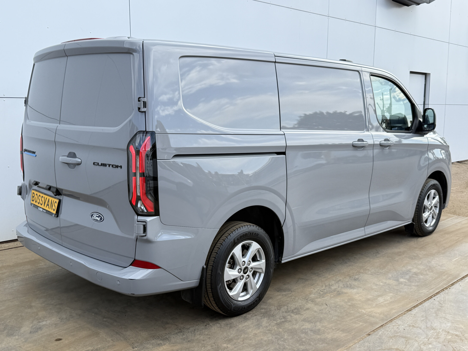 Ford e-Transit Custom 65 kWh 218PK Elektrisch 344km WLTP 2300kg Trekvermogen BEV Snelladen Stoelverwarming LED Cruise Control Camera Carplay Parkeersensoren v+a