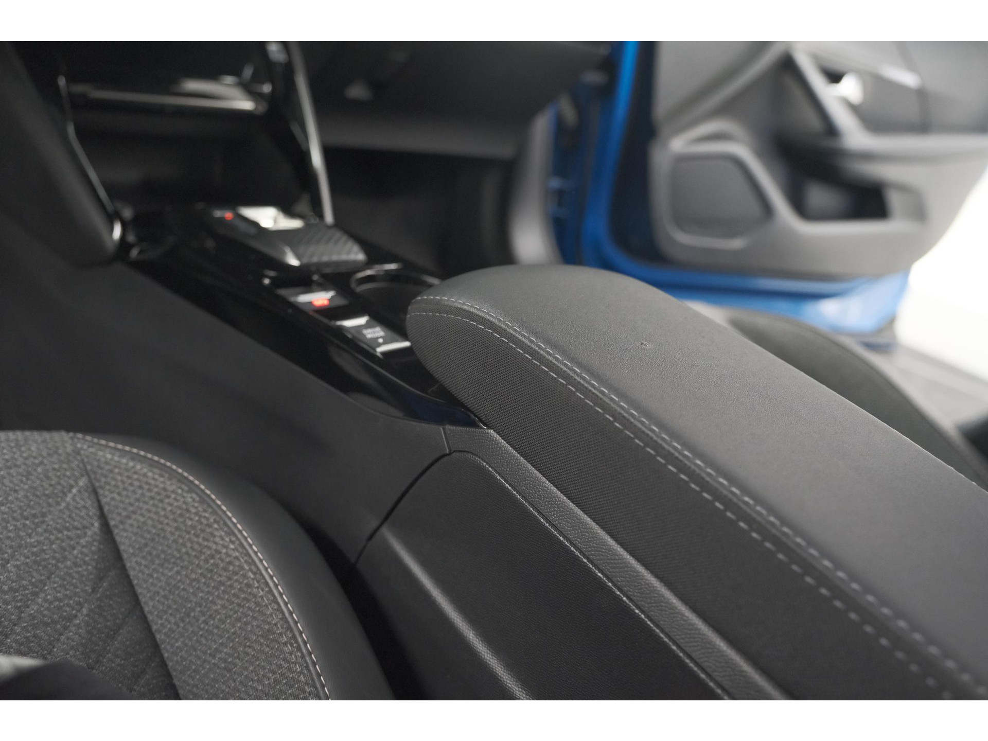 Peugeot 2008 PureTech 130 EAT8 Blue Lease Allure | Camera | Navigatie | Parkeersensoren | Apple Carplay