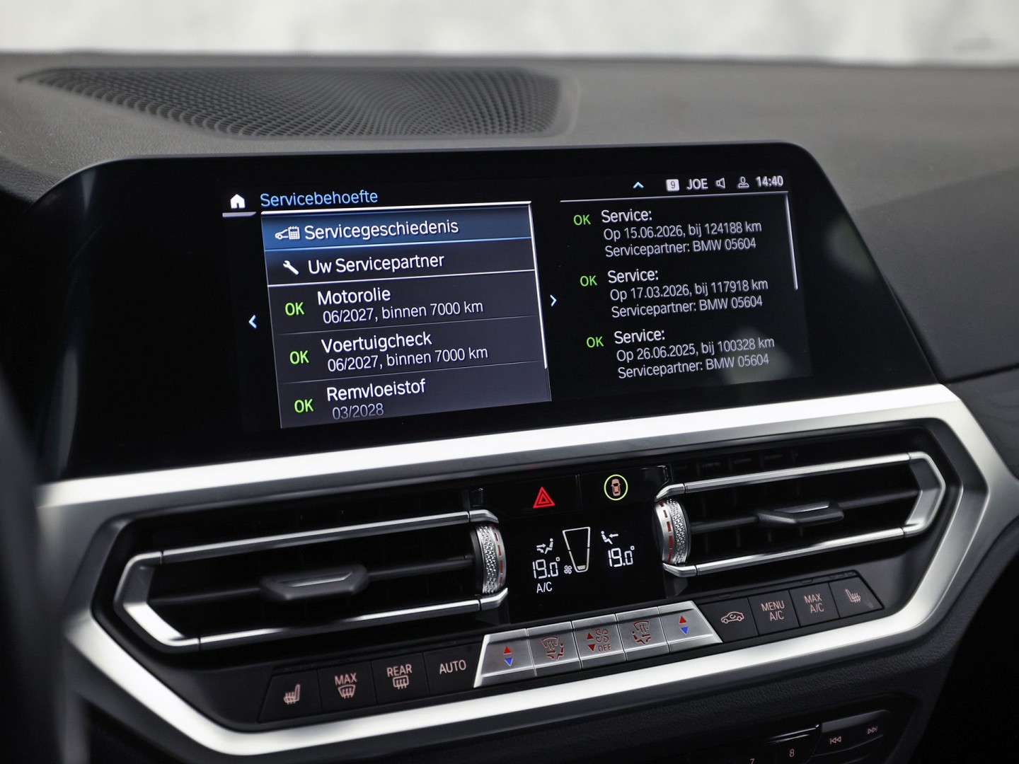 BMW 3-serie Touring 320e High Executive 204Pk Automaat (APPLE CARPLAY, M STUUR, GROOT NAVI, STOELVERWARMING, CAMERA, LEDER, SPORTSTOELEN, GETINT GLAS, ZWART HEMEL, NIEUWE APK, NIEUWSTAAT)